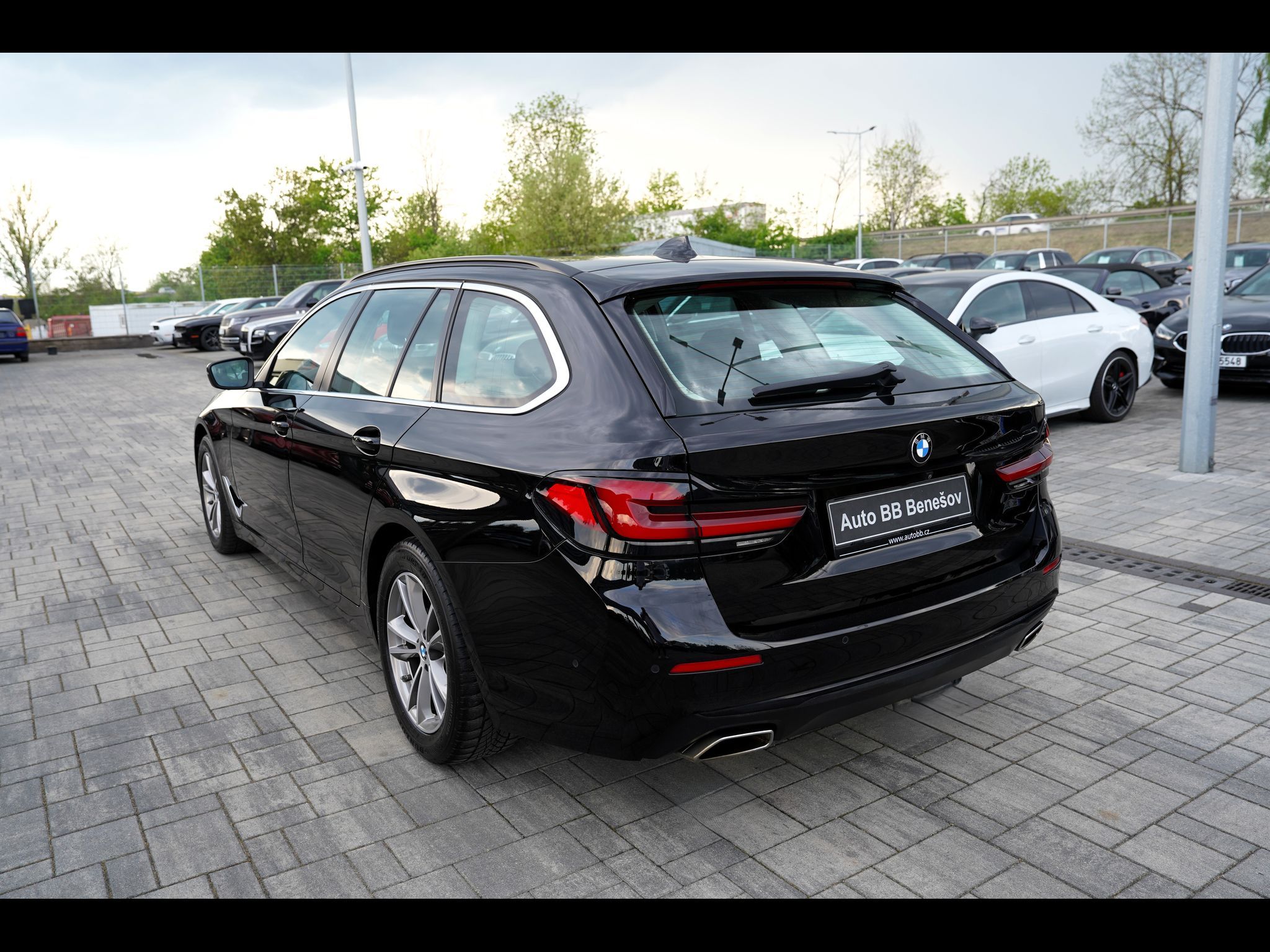 BMW Řada 5, 520d AT/190 PS/1.maj/tažné/Led - fotka 4