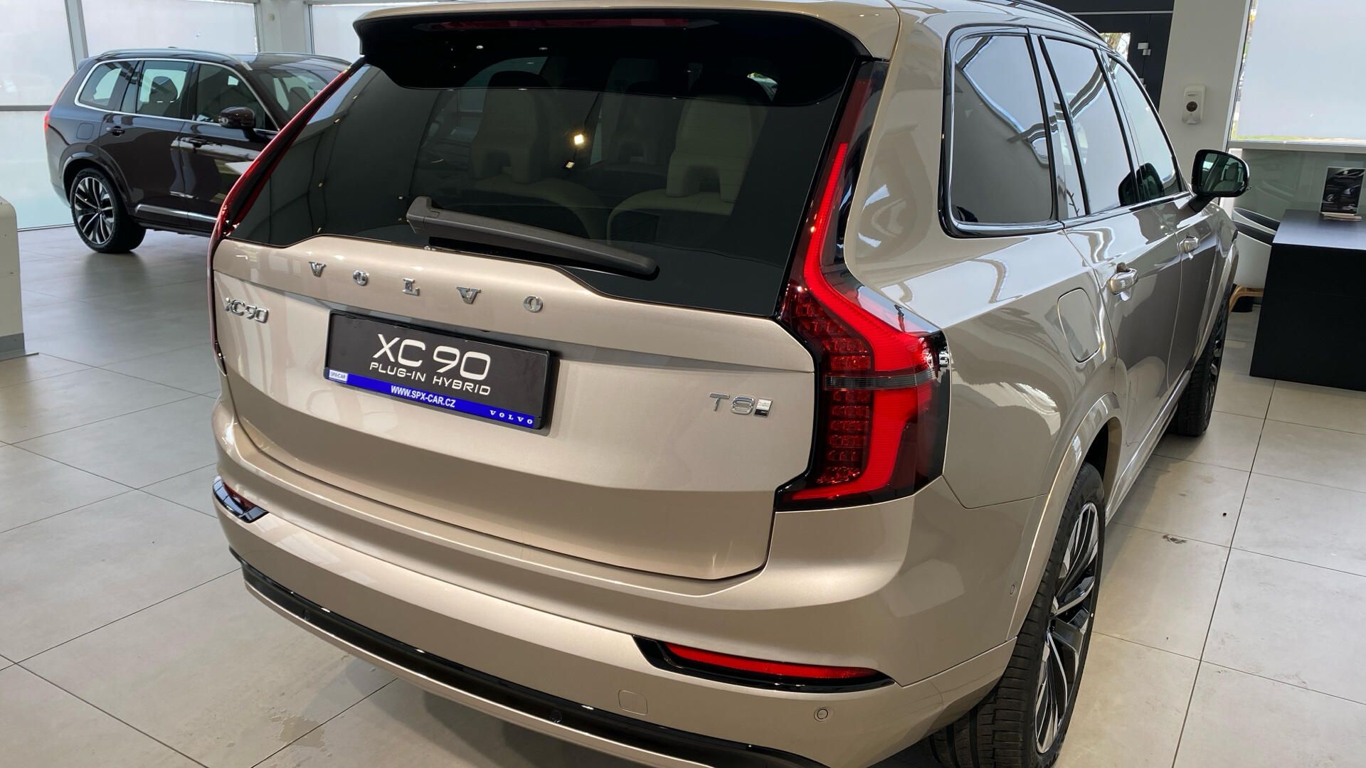 Volvo XC90, PLUS DARK, T8 AWD, 228+107 kW - fotka 6