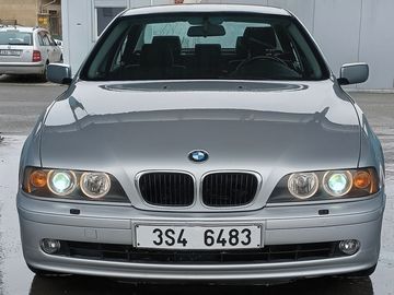 BMW e39, nízký nájezd, garáž