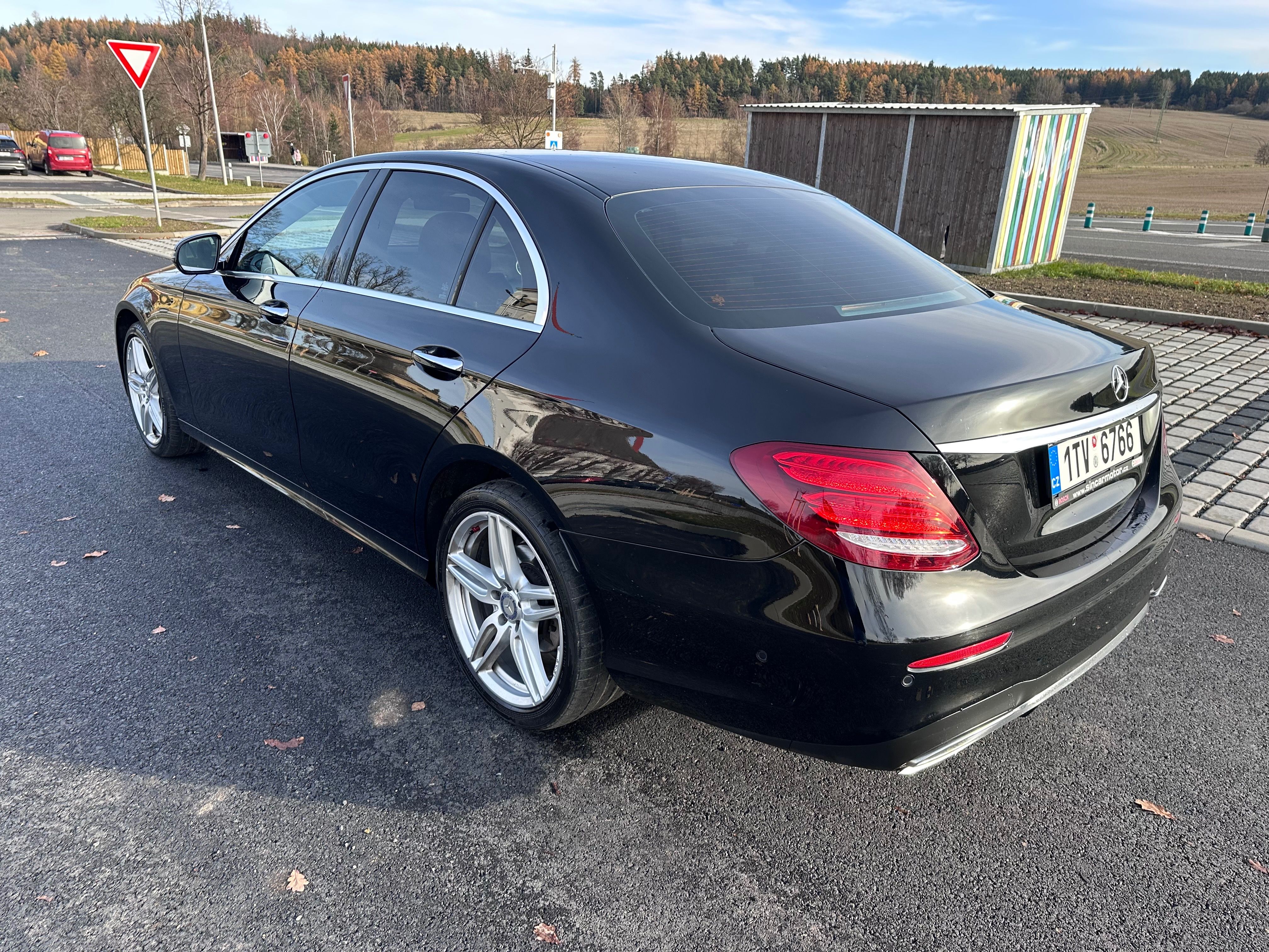 Mercedes-Benz Třídy E, E 220 D - fotka 4
