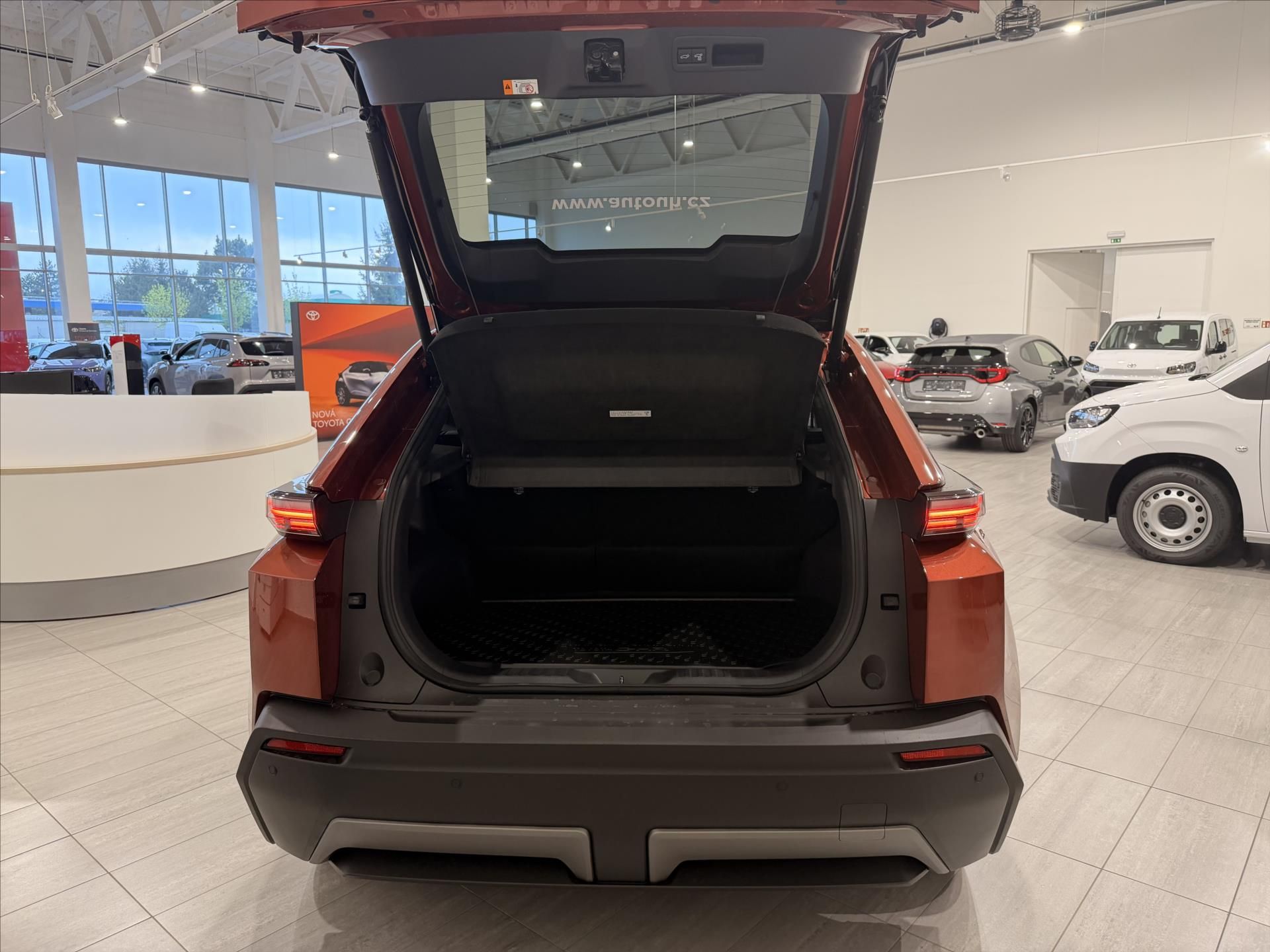 Toyota C-HR, Executive  +  77 kWh, pohon AW - fotka 6