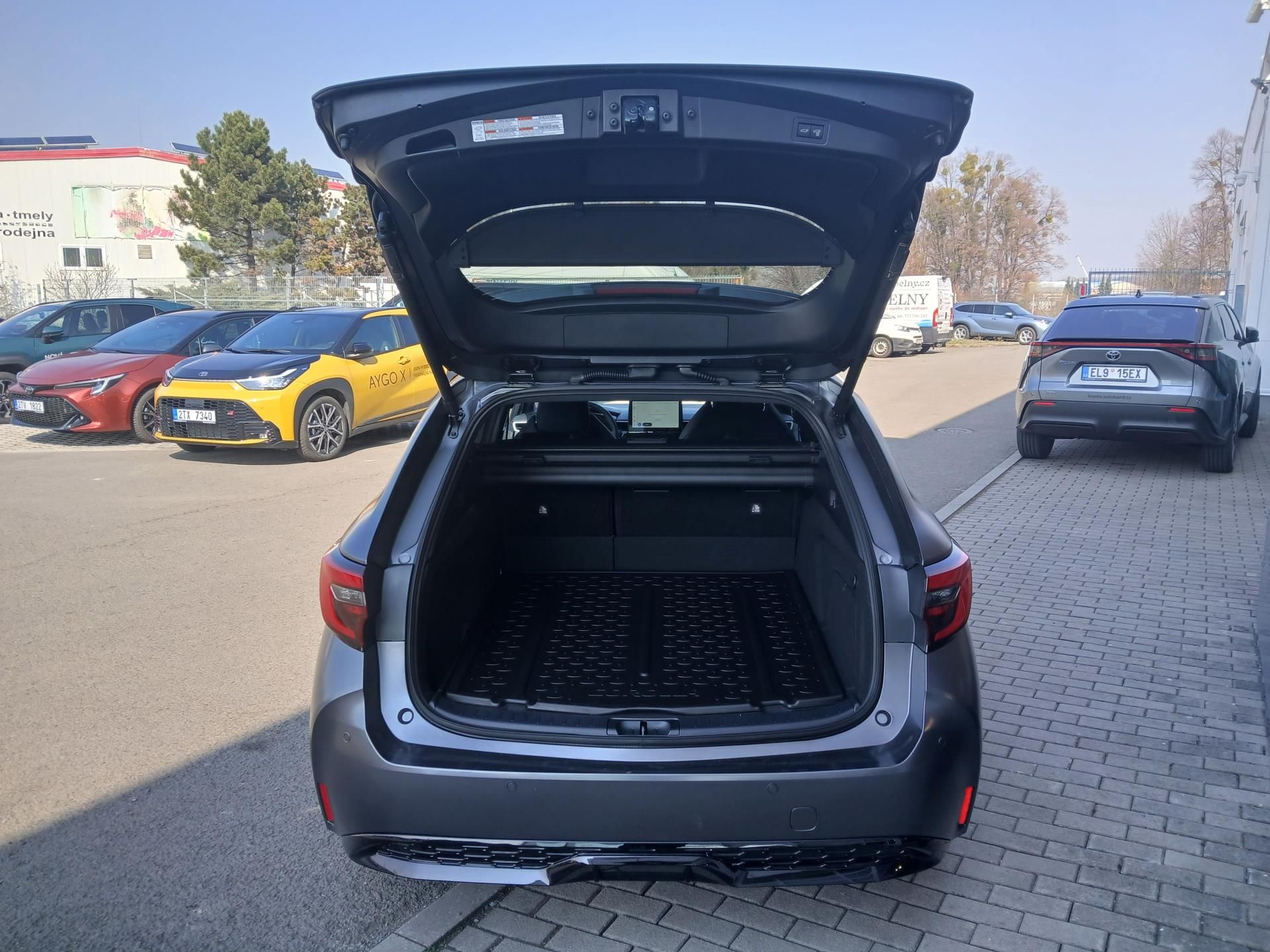 Toyota Corolla, 2.0 HEV E-CVT, GR Sport - fotka 6