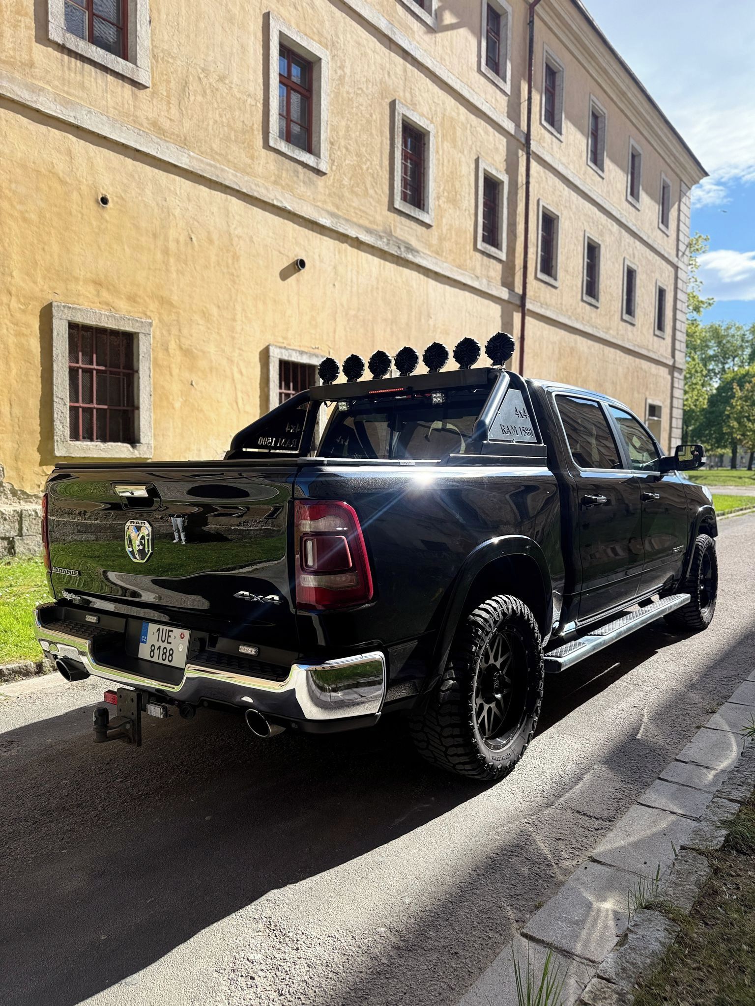 RAM 1500, LARAMIE 5,7 HEMI 4X4 - fotka 2