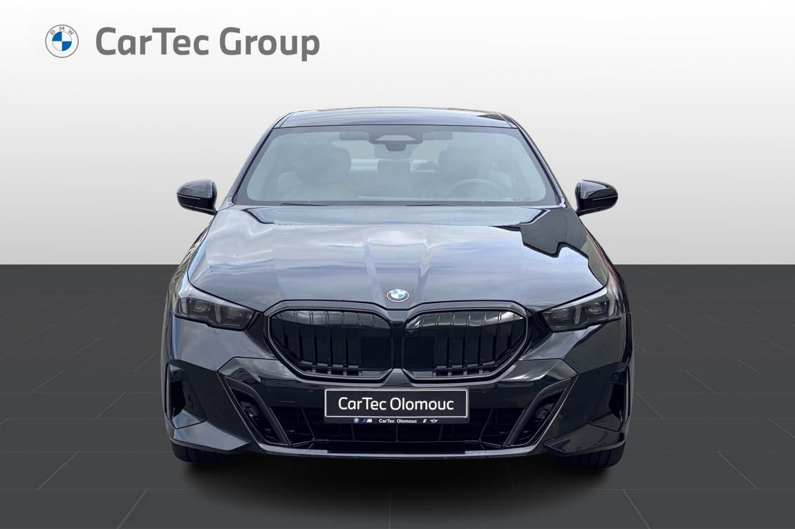 BMW Řada 5, 540d xDrive Sedan - fotka 2