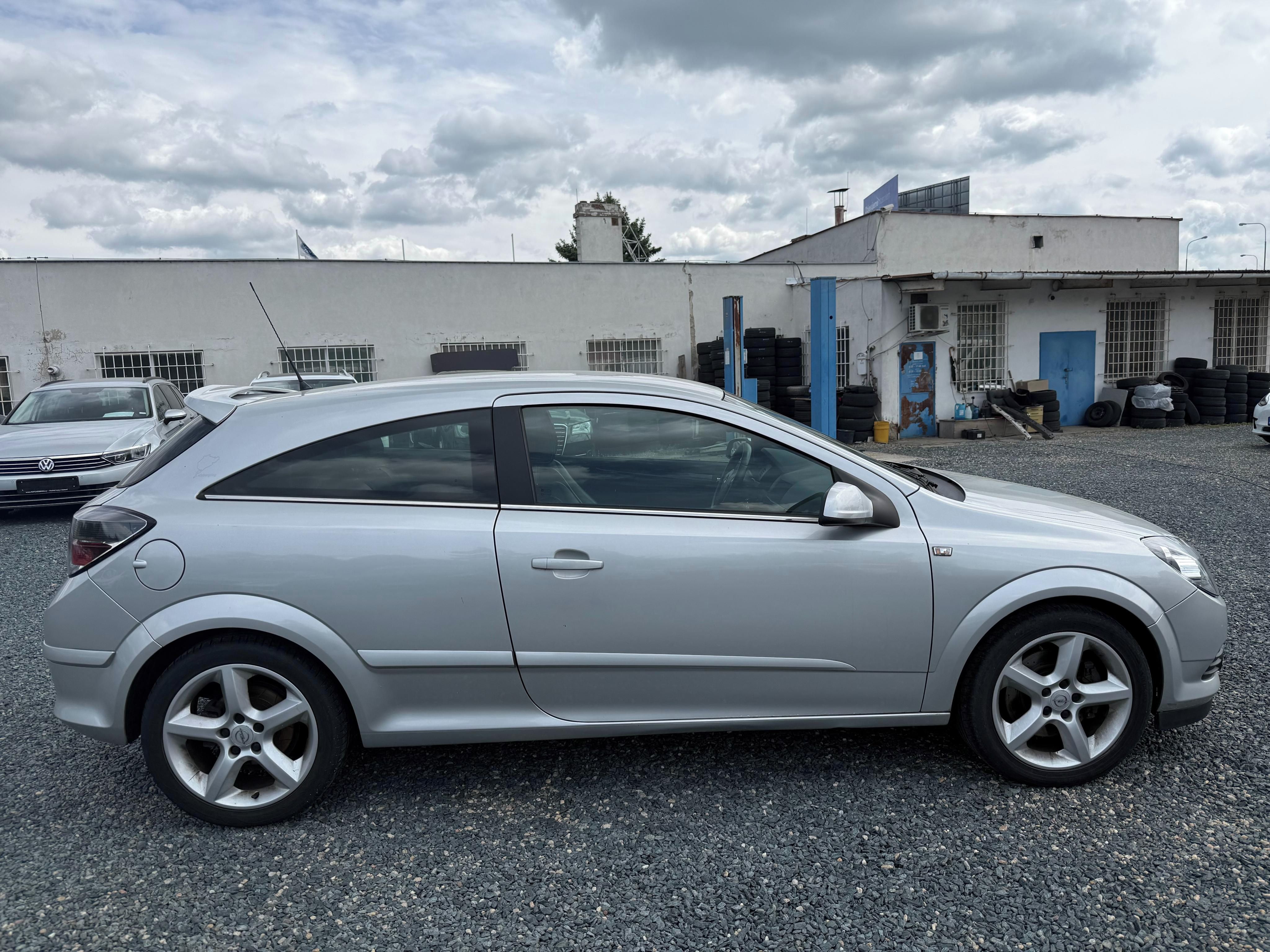 Opel Astra, GTC 2.0 Turbo Cosmo - fotka 2