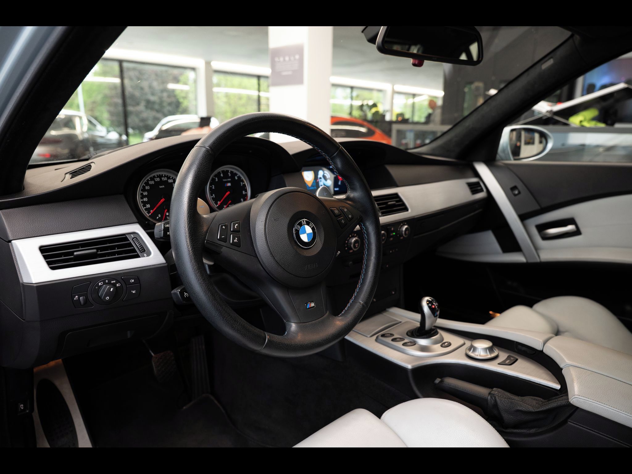 BMW M5, V10/SMG/CarPlay/Kamera - fotka 5