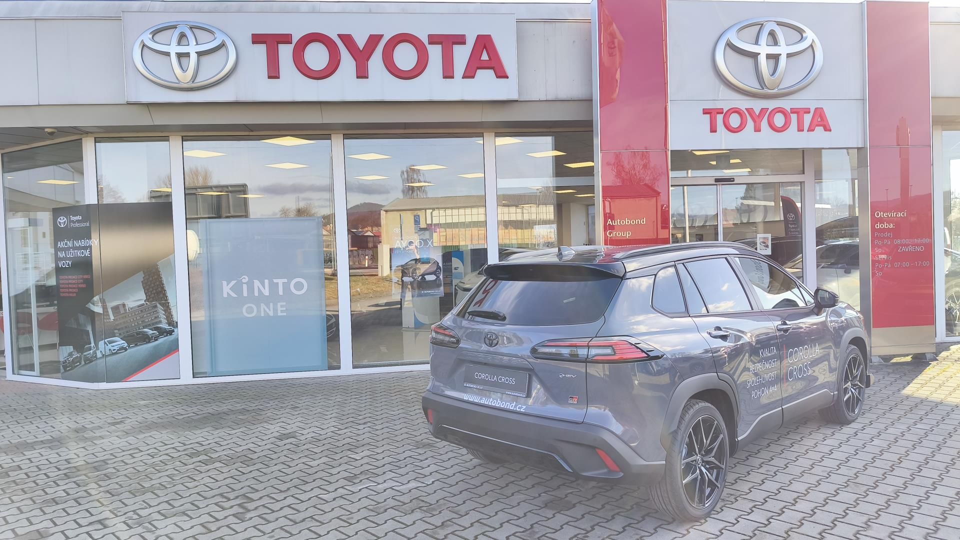 Toyota Corolla Cross, 2.0 HEV 4X4 - GR SPORT VIP - fotka 4