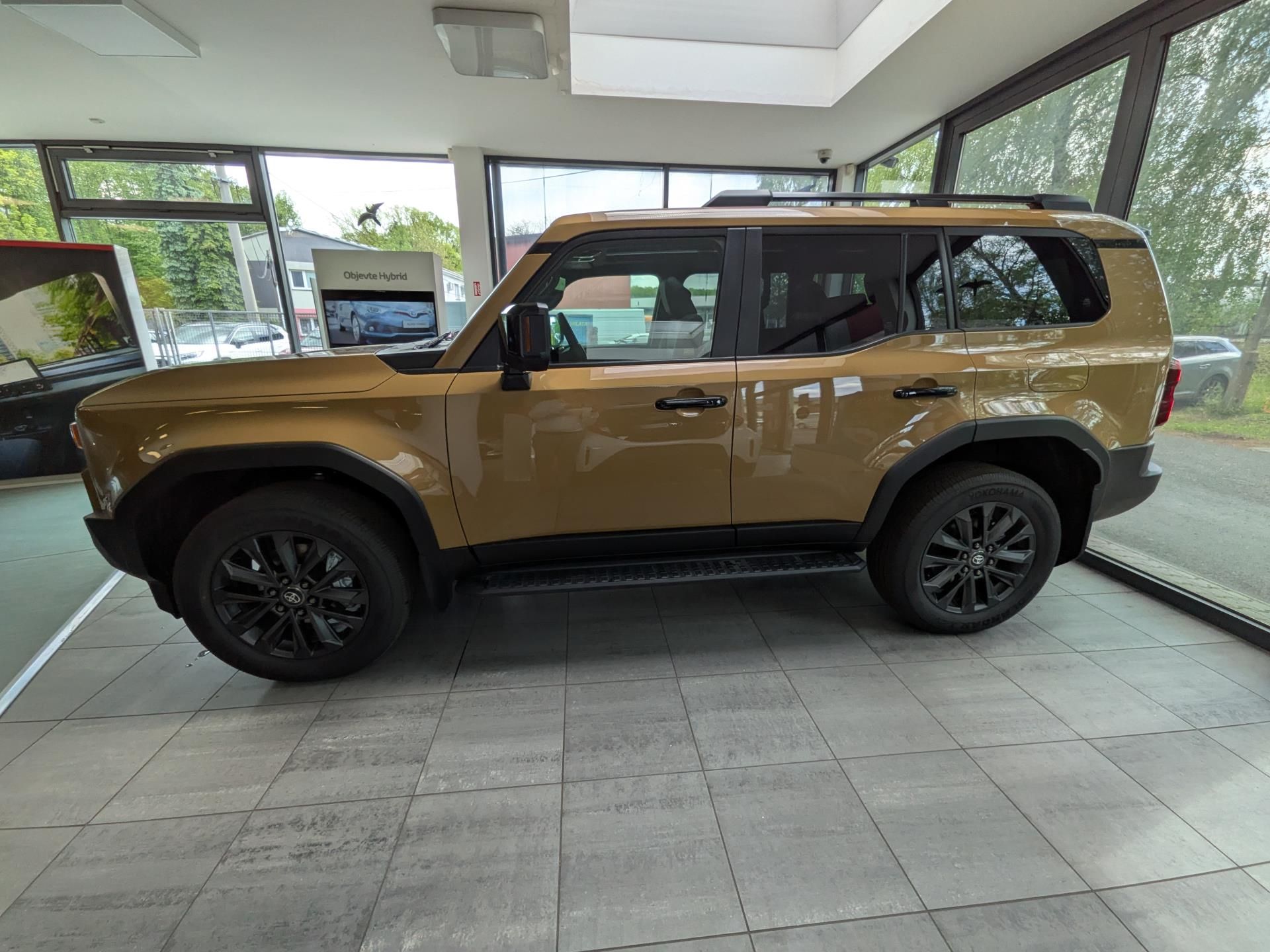 Toyota Land Cruiser, Executive Skyview 4×4 2.8L Die - fotka 4