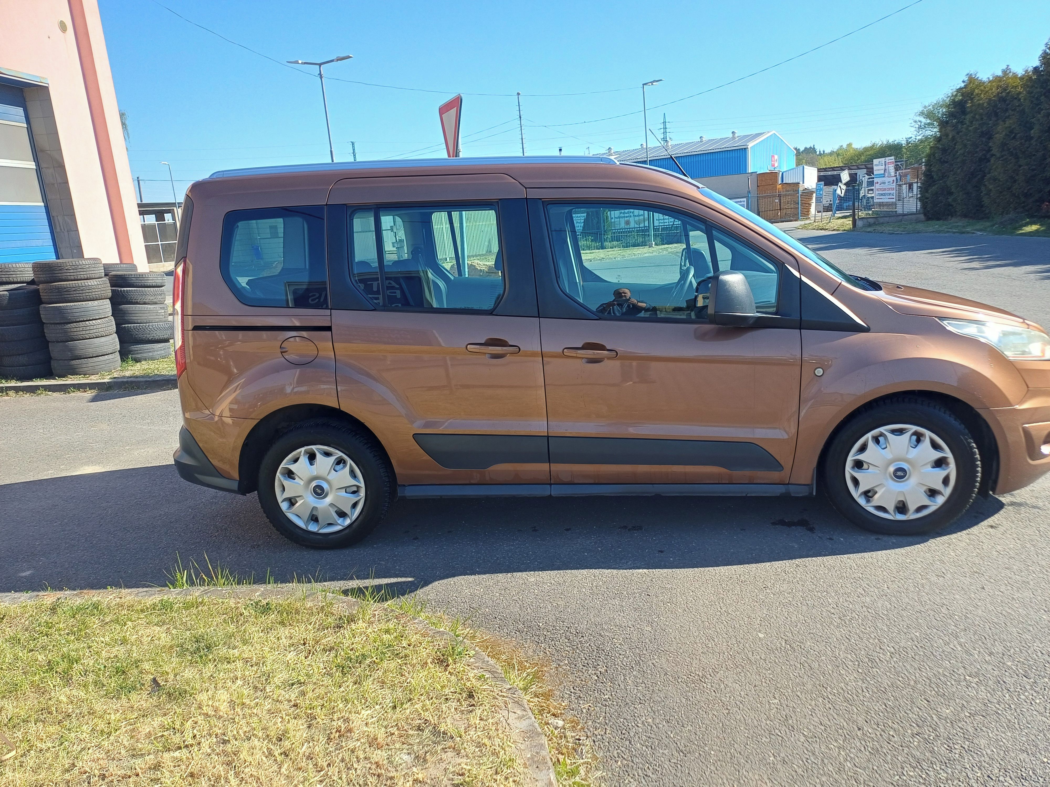 Ford Tourneo Connect, 1.0, 74 KW, ECOBOST, - fotka 3