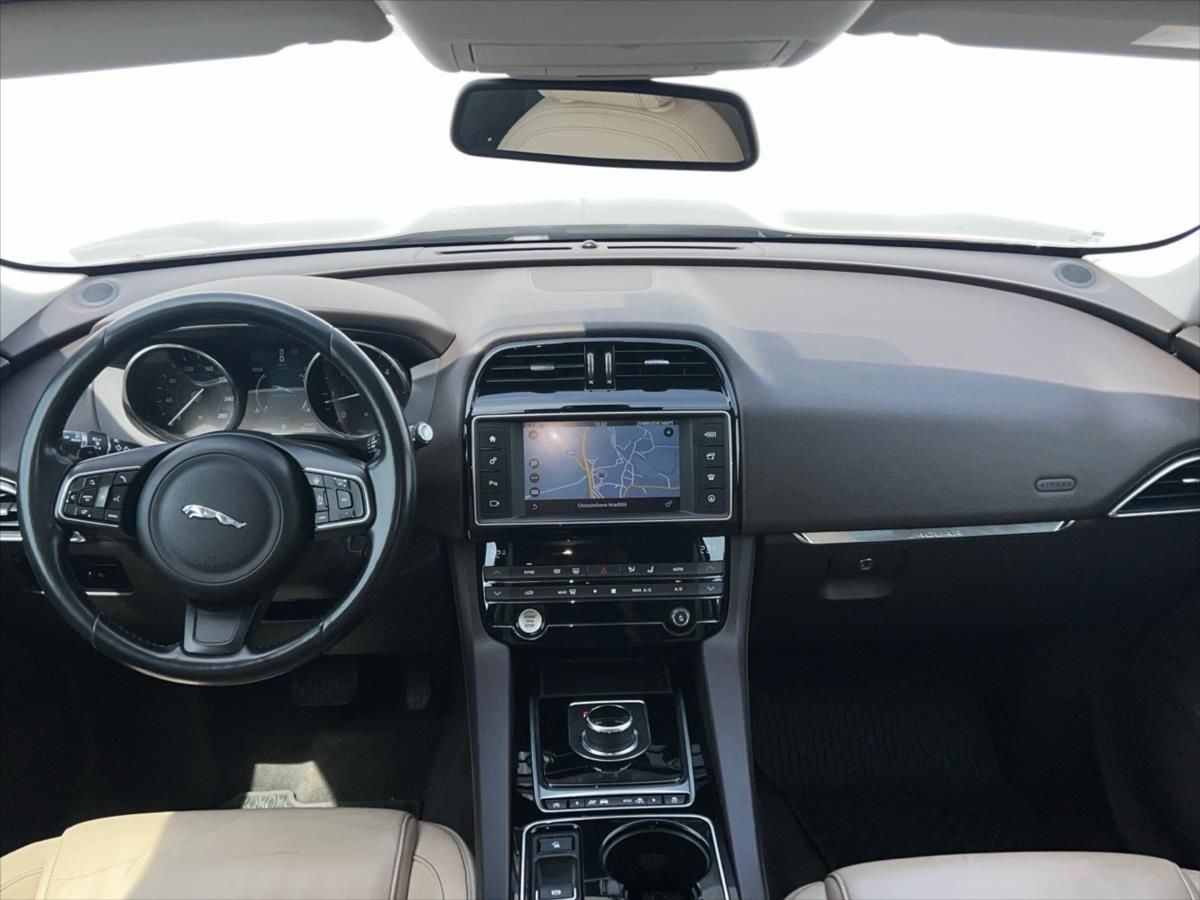 Jaguar F-Pace, 2,0 D 132kW AWD PRESTIGE - fotka 5