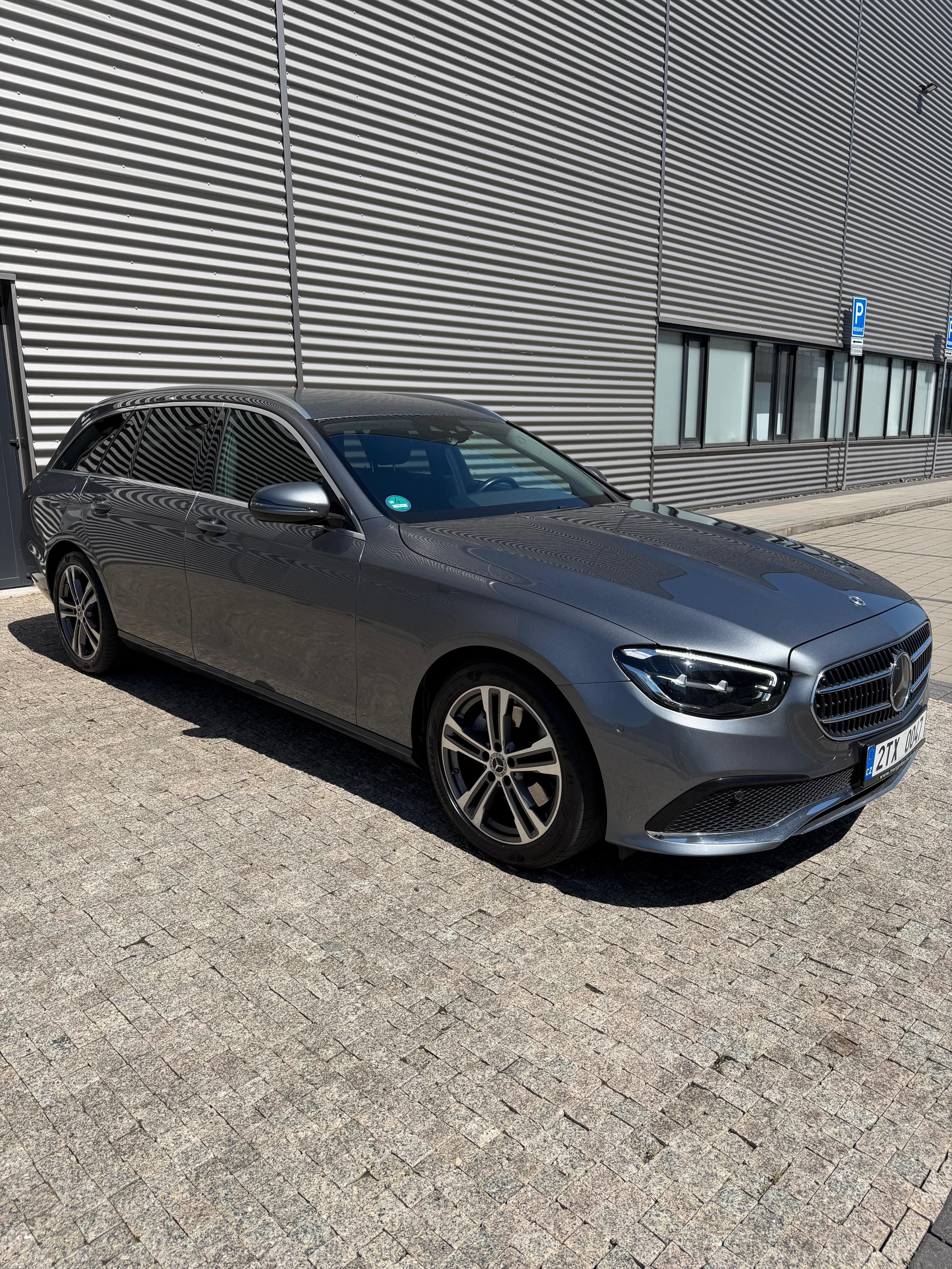 Mercedes-Benz Třídy E, Třída E 220d 4MATIC, r.v. 2022 - fotka 2