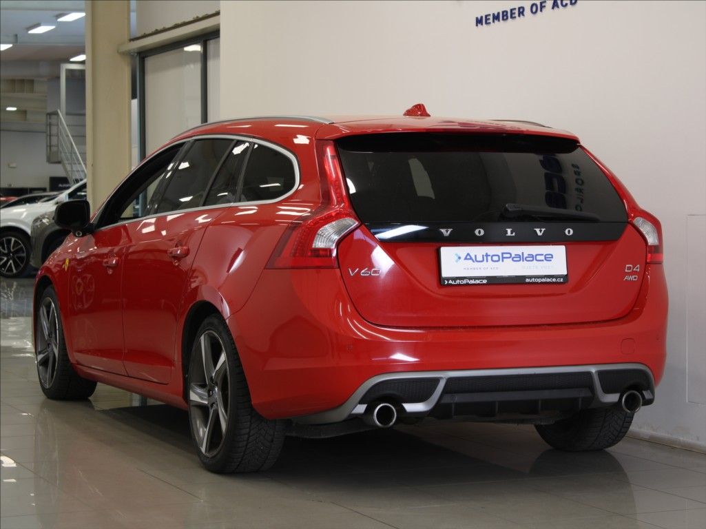 Volvo V60, 2,4 D4 AT AWD R-Desing ČR - fotka 3