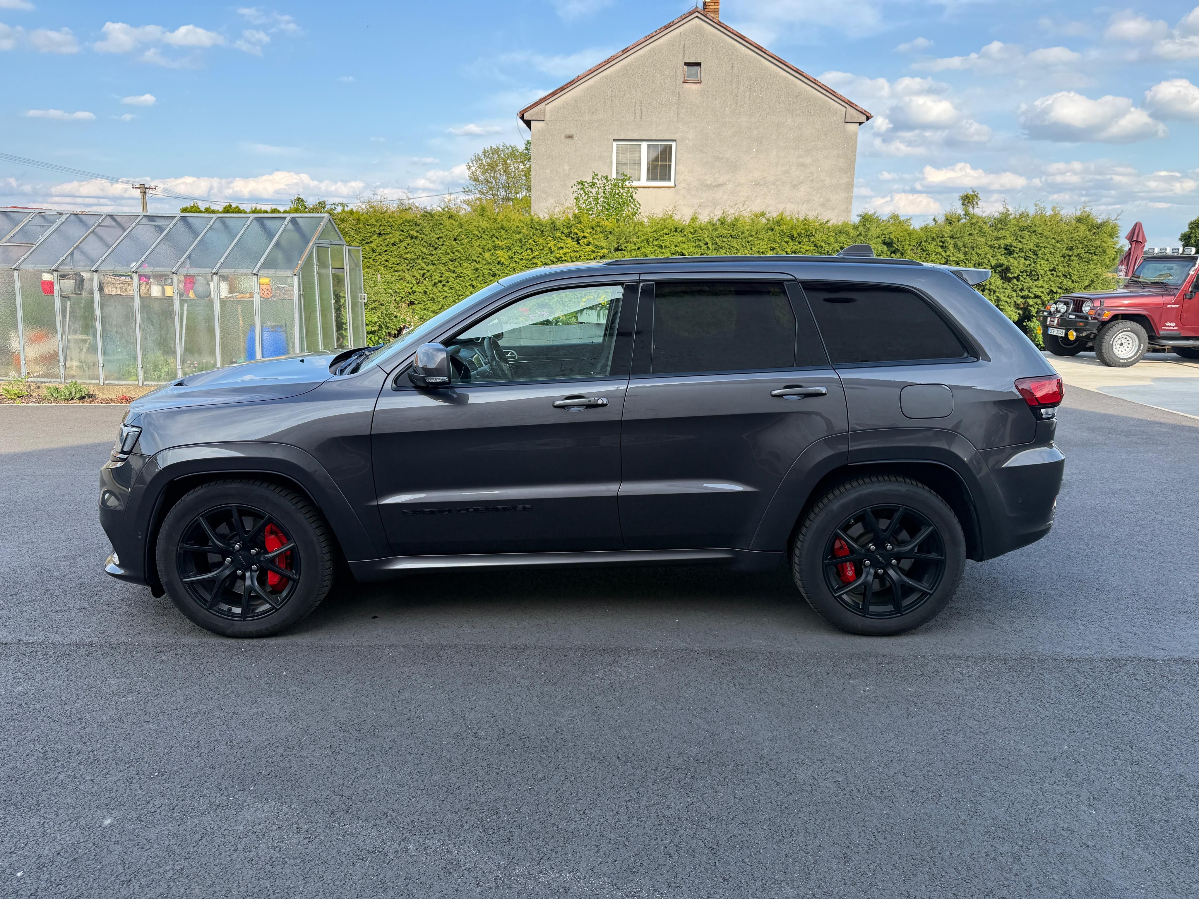 Jeep Grand Cherokee, 6.4 SRT, původ ČR, SERVIS - fotka 2