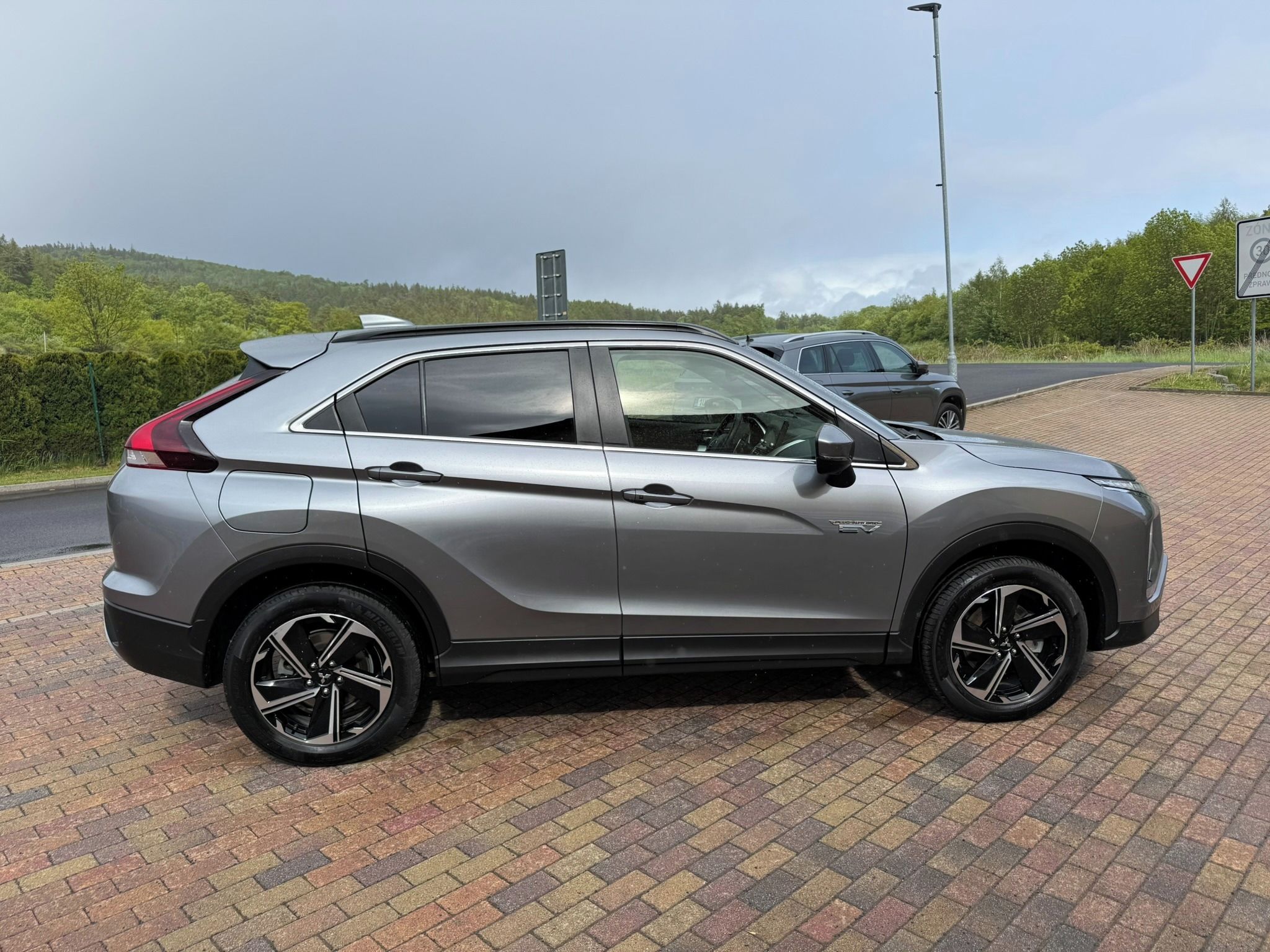 Mitsubishi Eclipse Cross, 2.4 PHEV 138kW 4x4 HUD,ACC - fotka 6