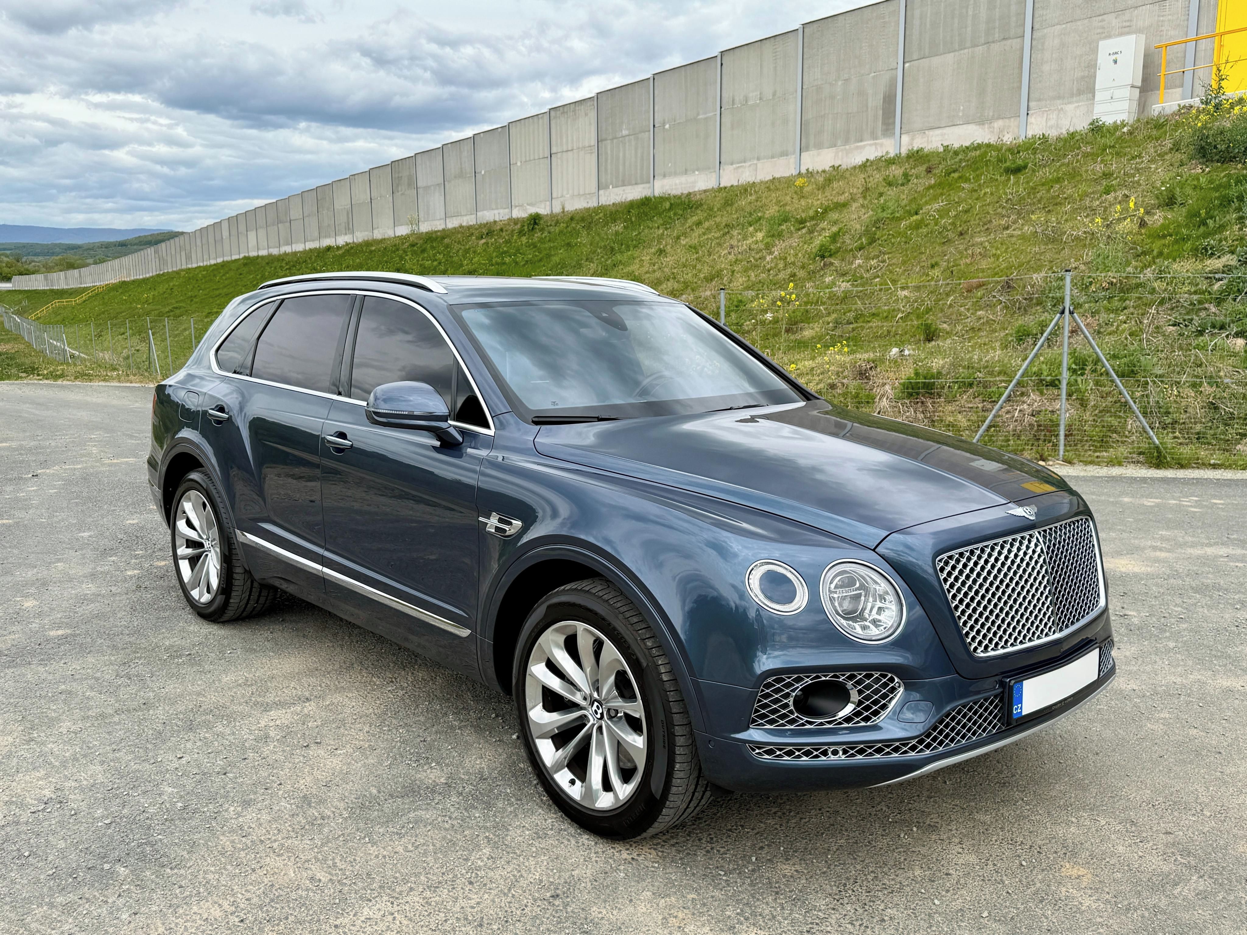 Bentley Bentayga, 6.0 W12, 4WD, 4 místné - fotka 3
