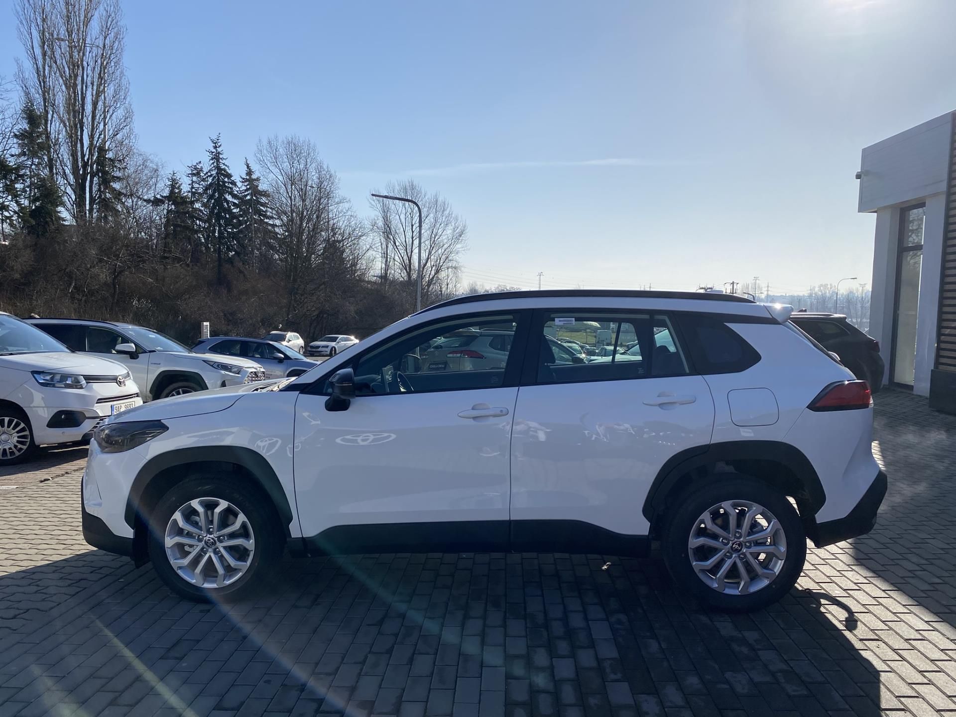 Toyota Corolla Cross, 1.8 HEV Comfort Business + taž - fotka 3