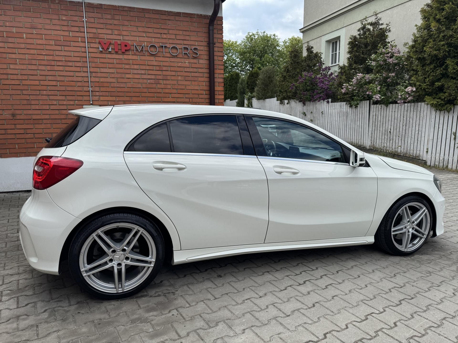 Mercedes-Benz Třídy A, A220d-125KW-4M-AMG-ČR-H&K - fotka 6