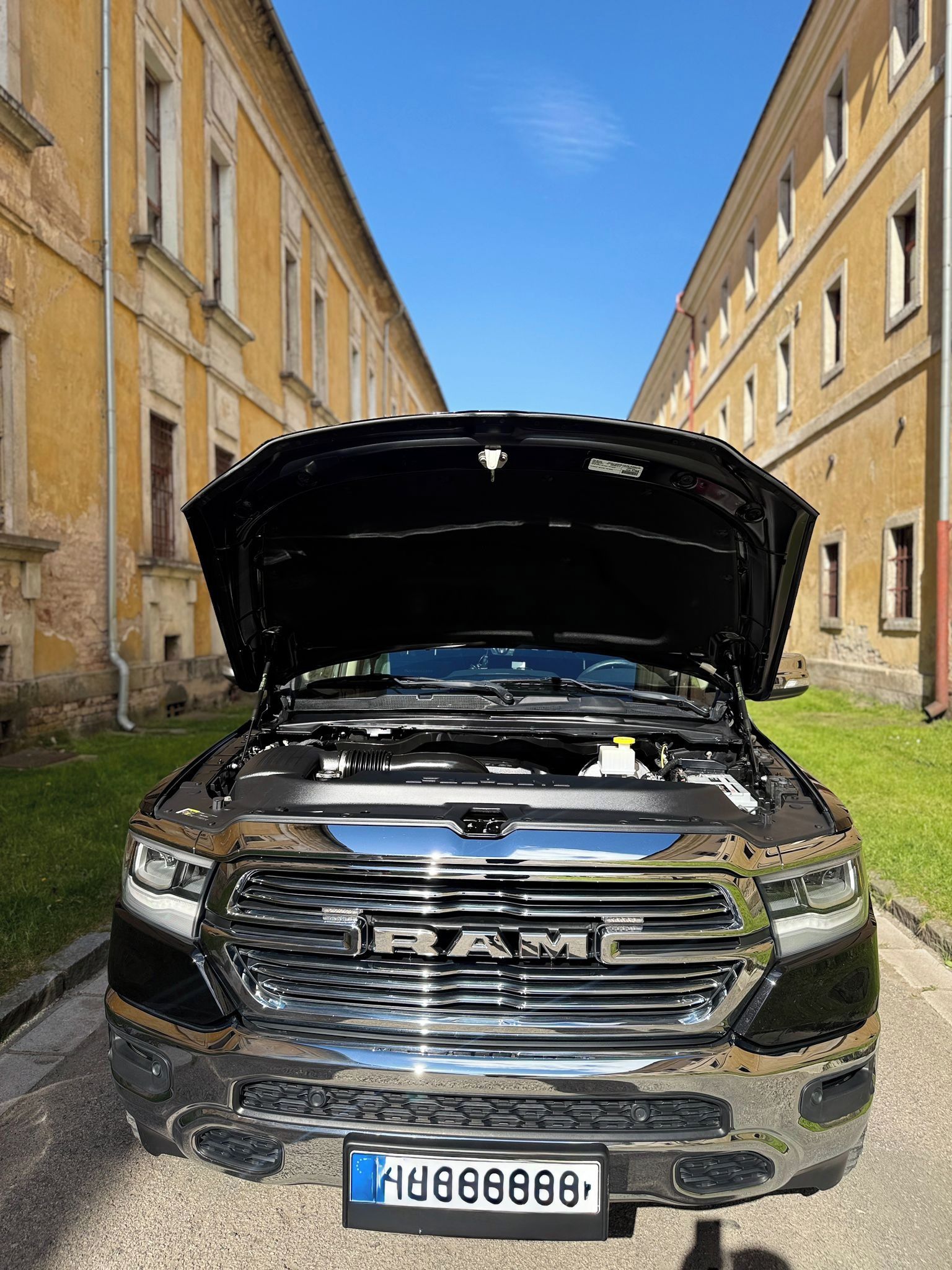 RAM 1500, LARAMIE 5,7 HEMI 4X4 - fotka 5