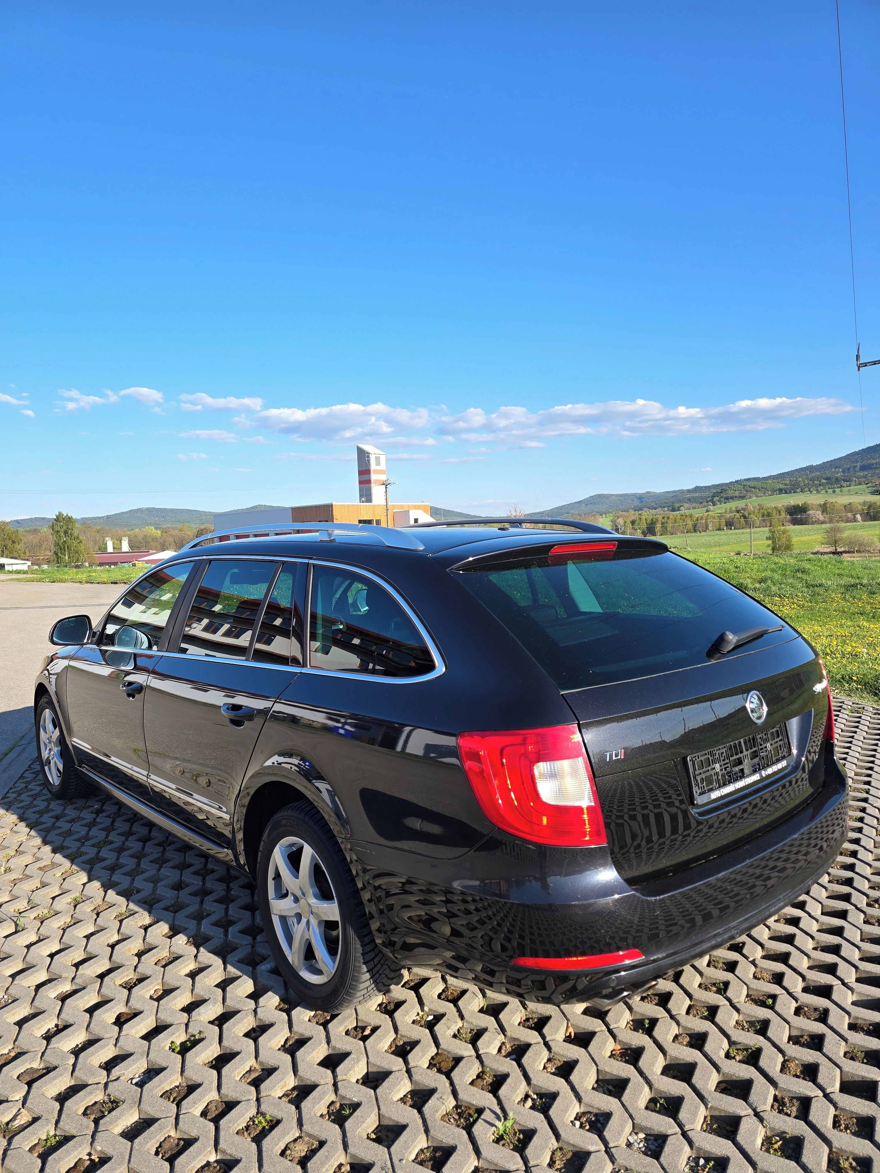 Škoda Superb, 2.0 TDI Combi Elegance - fotka 5