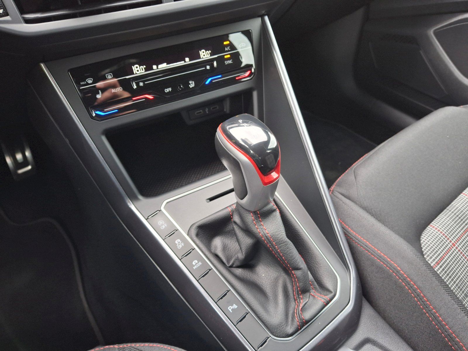 Volkswagen Polo, GTI DSG 2,0TSi 152kW - fotka 3