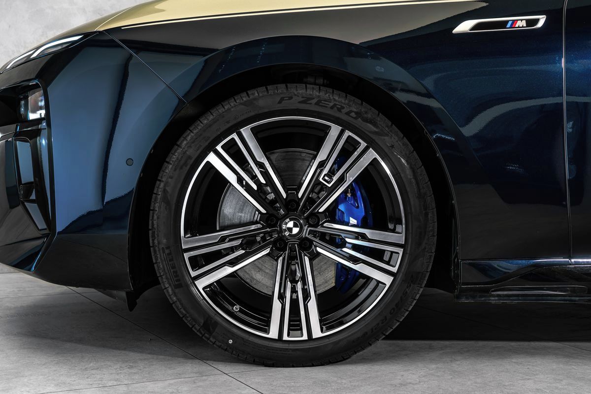 BMW, 60 M-Sport Individual Theatre - fotka 2