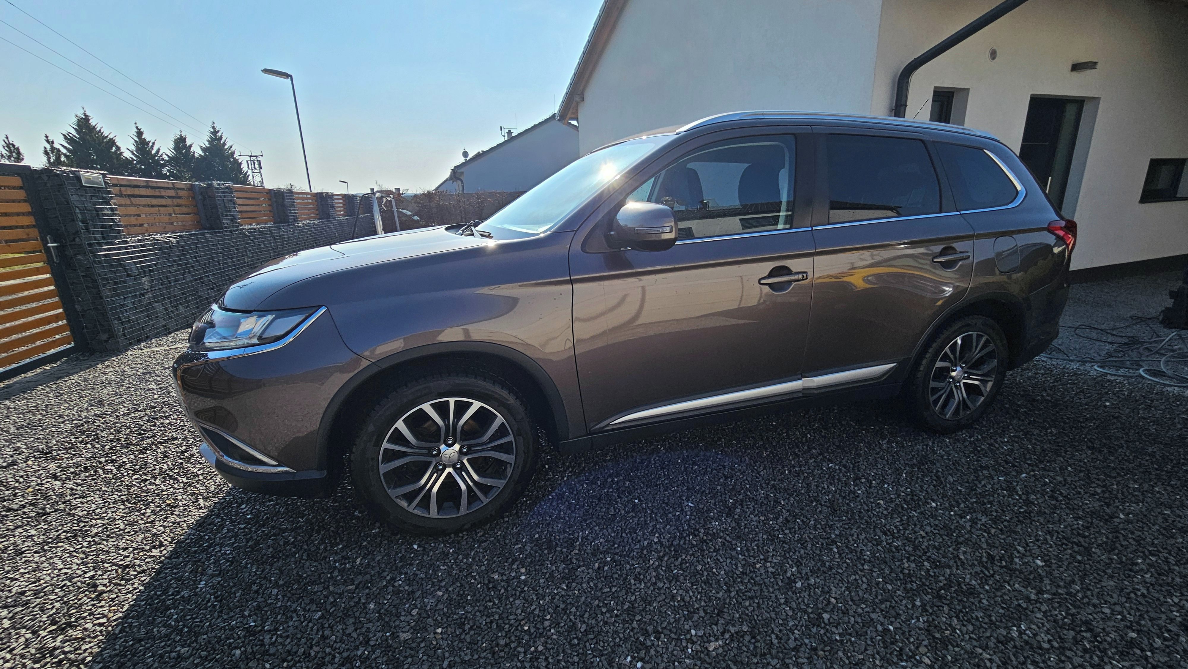 Mitsubishi Outlander, 2,2 D,automat 4x4, androidauto - fotka 3