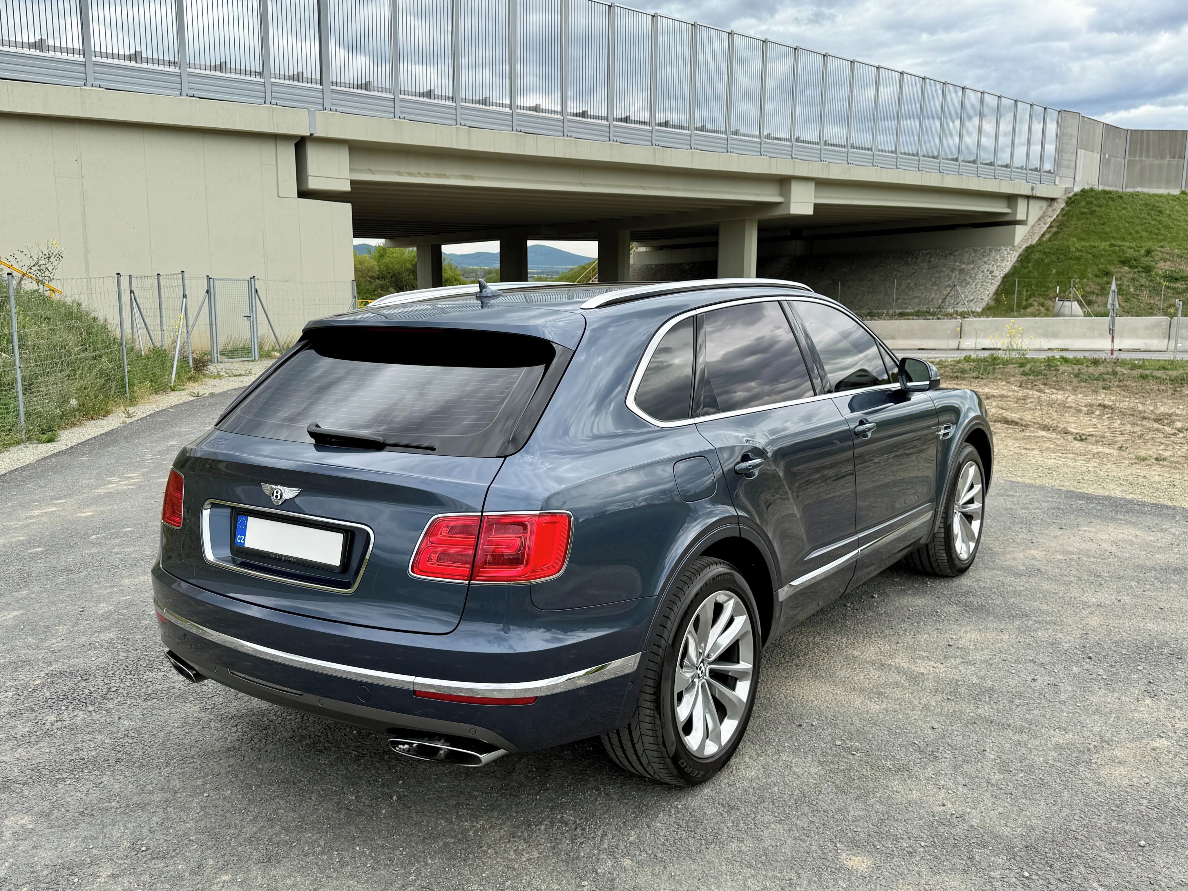 Bentley Bentayga, 6.0 W12, 4WD, 4 místné - fotka 4