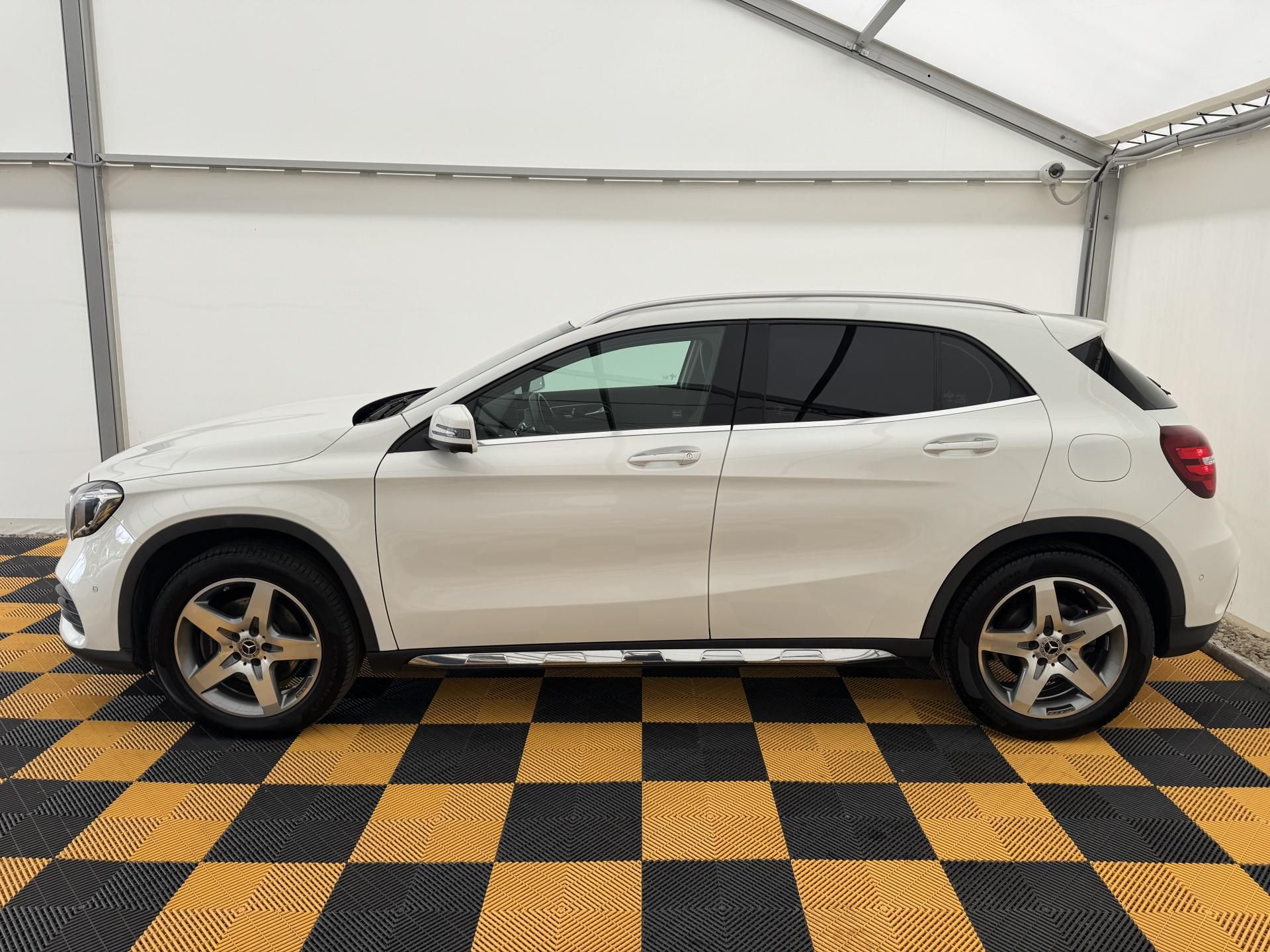 Mercedes-Benz GLA, 220i*135kw*4x4*REZERVACE* - fotka 4