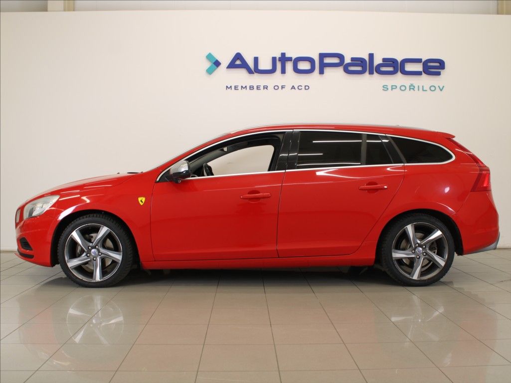 Volvo V60, 2,4 D4 AT AWD R-Desing ČR - fotka 5