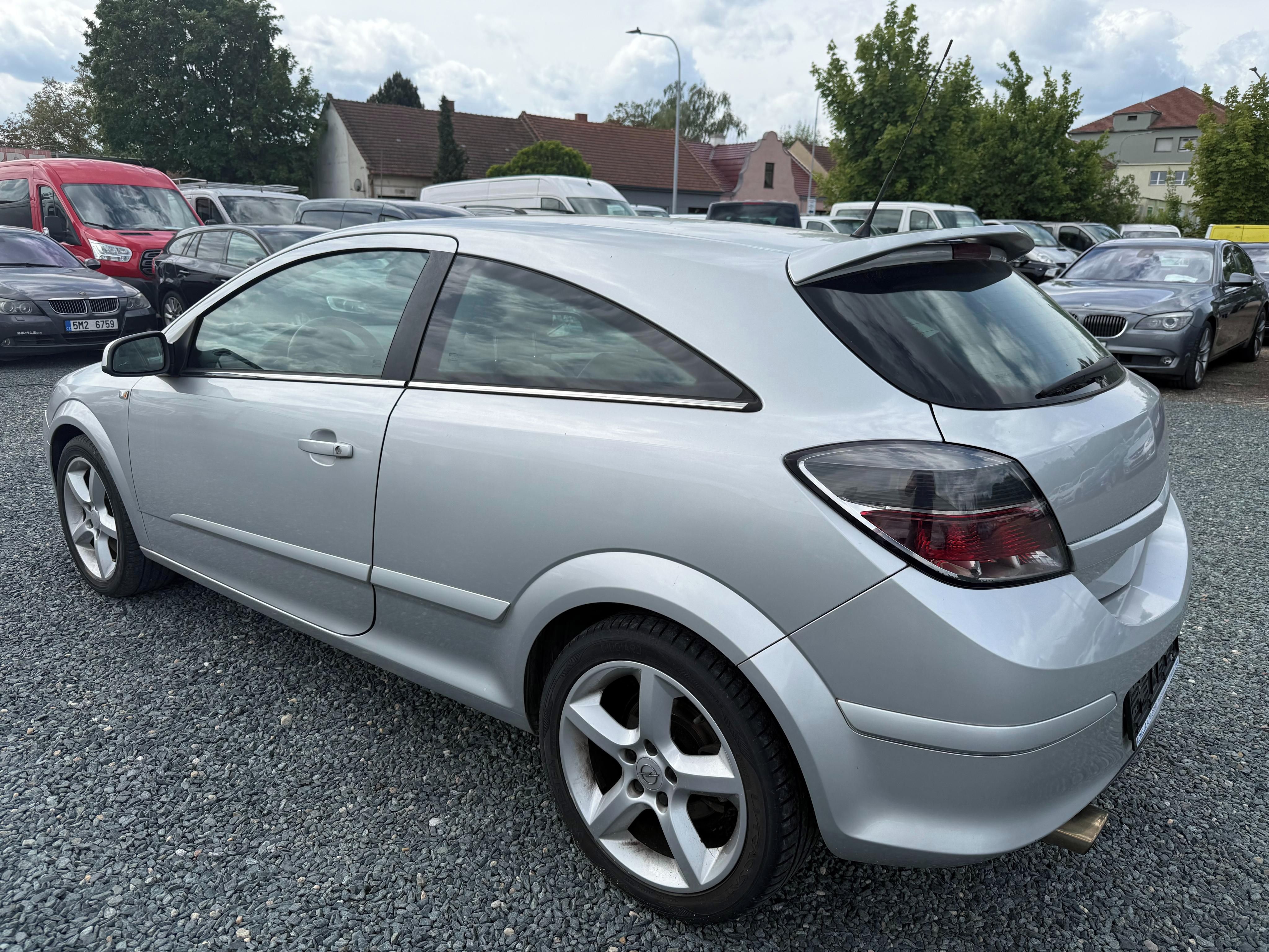 Opel Astra, GTC 2.0 Turbo Cosmo - fotka 5