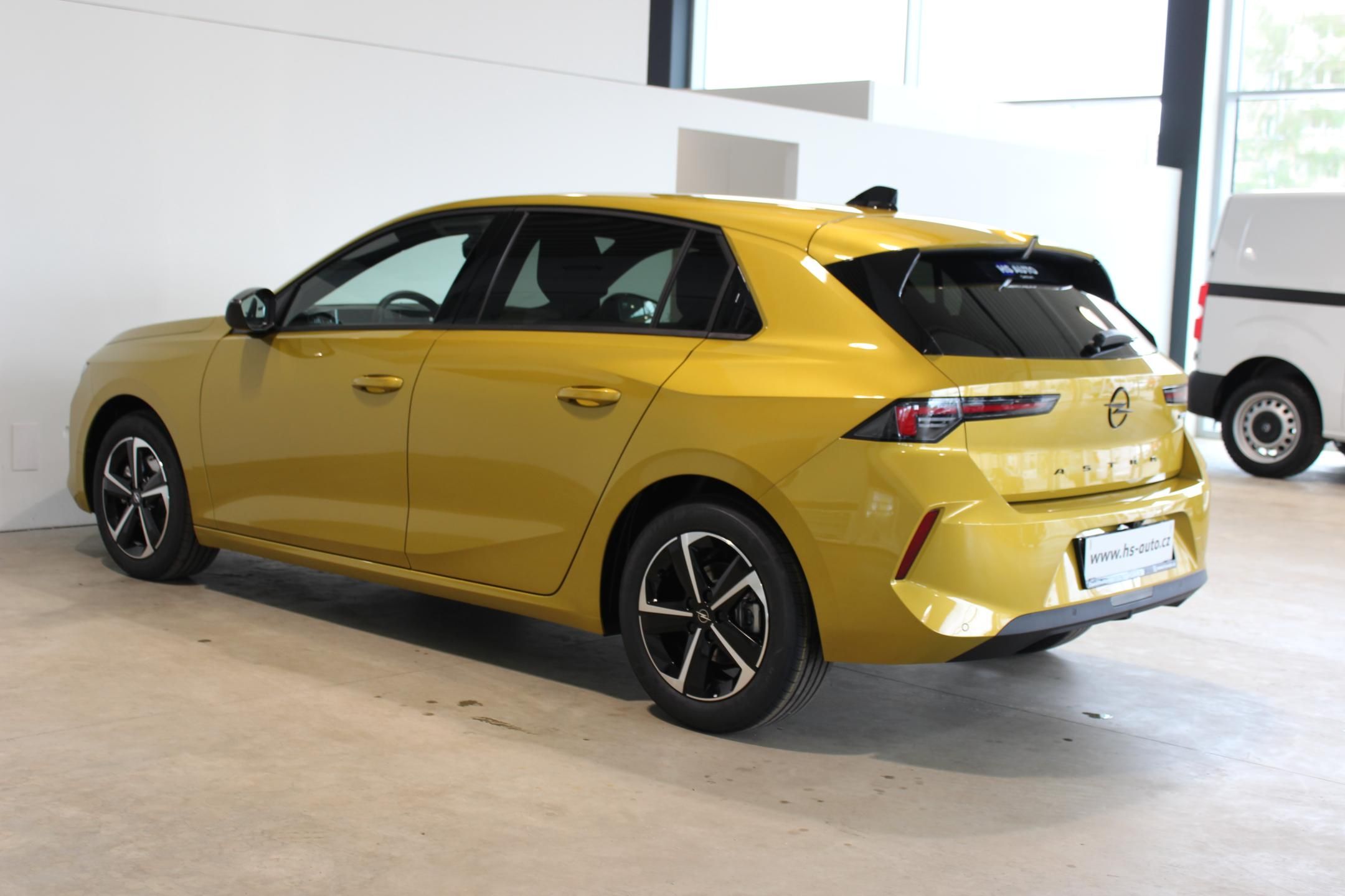 Opel Astra, HB 1.2 HYBRID - fotka 4