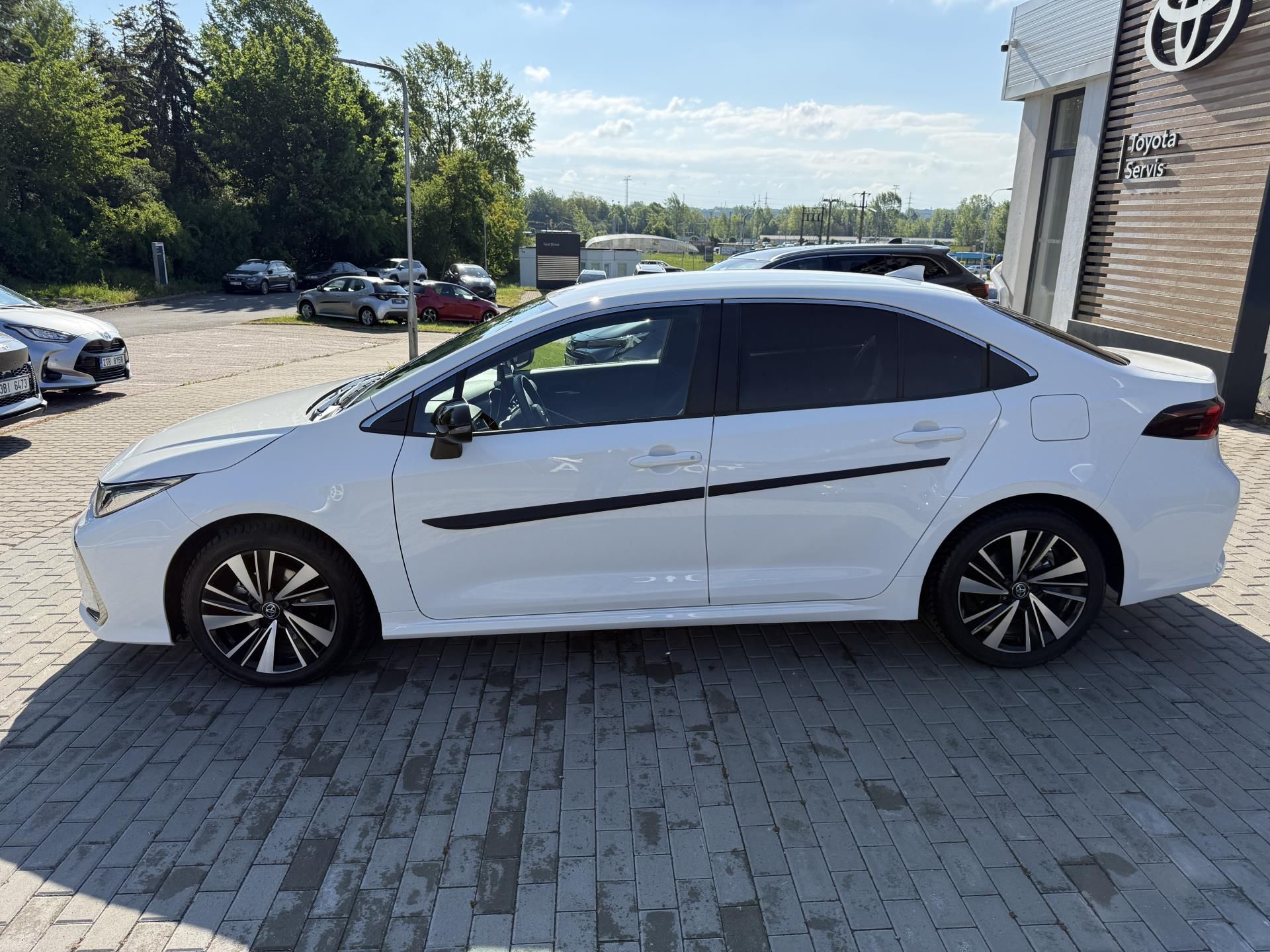 Toyota Corolla, 1.8 HEV STYLE + zimní pneu - fotka 3