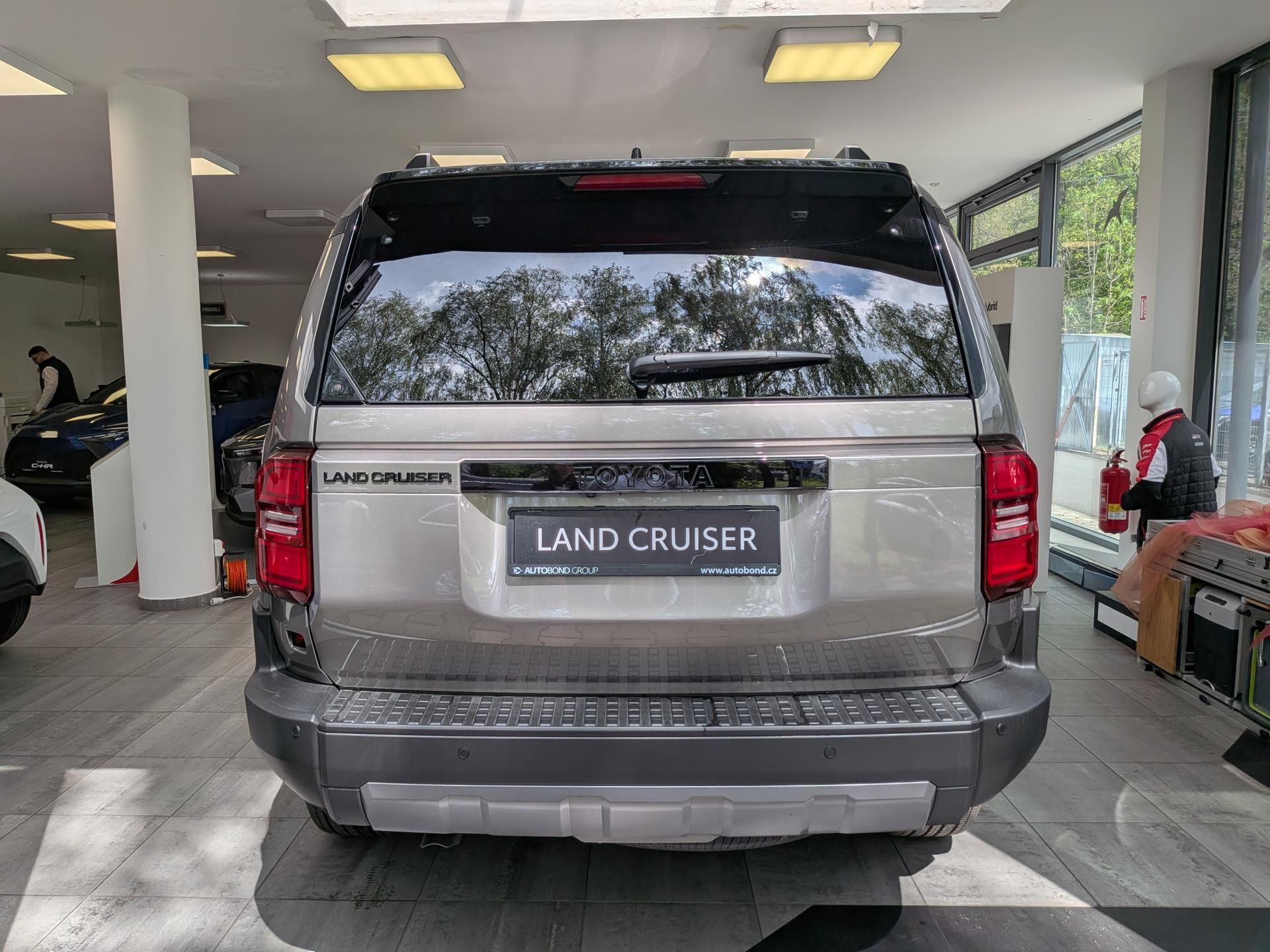 Toyota Land Cruiser, Executive Skyview 4x4 2.8L Die - fotka 5