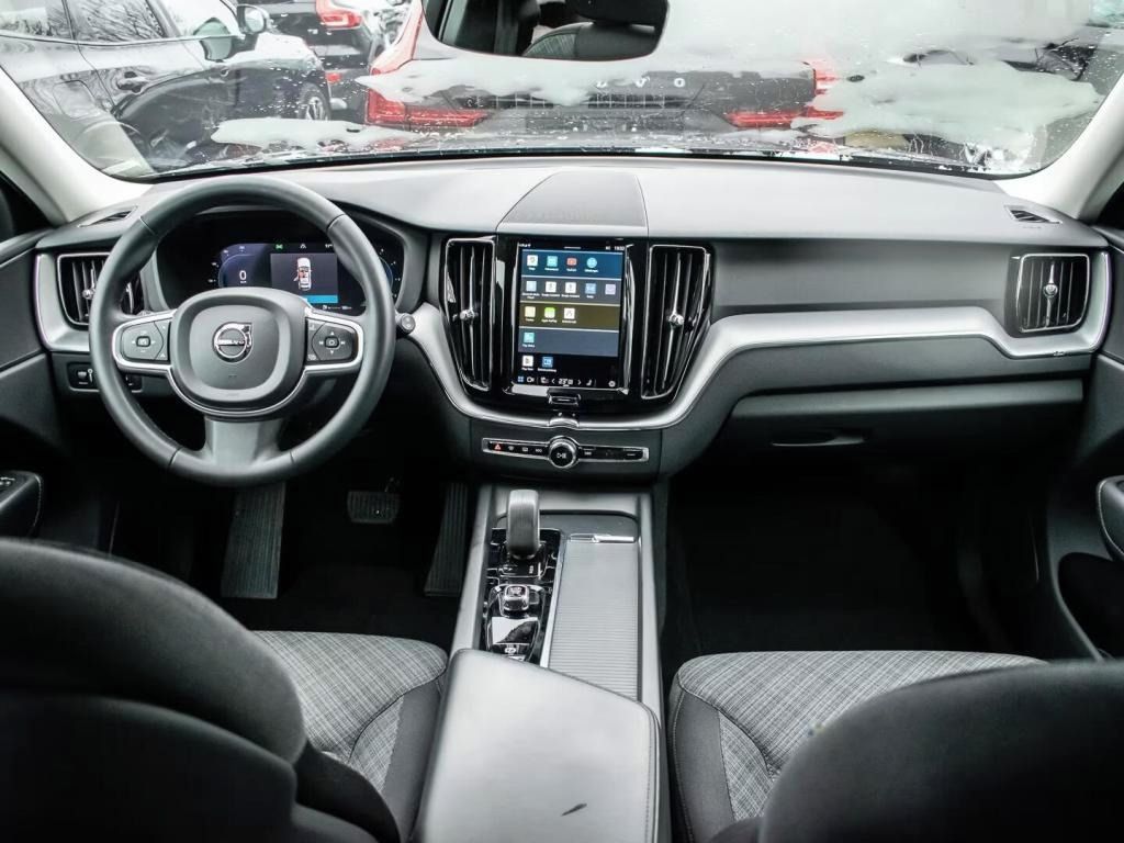 Volvo XC60, B4 2.0 Pro 2WD  Momentum - fotka 4