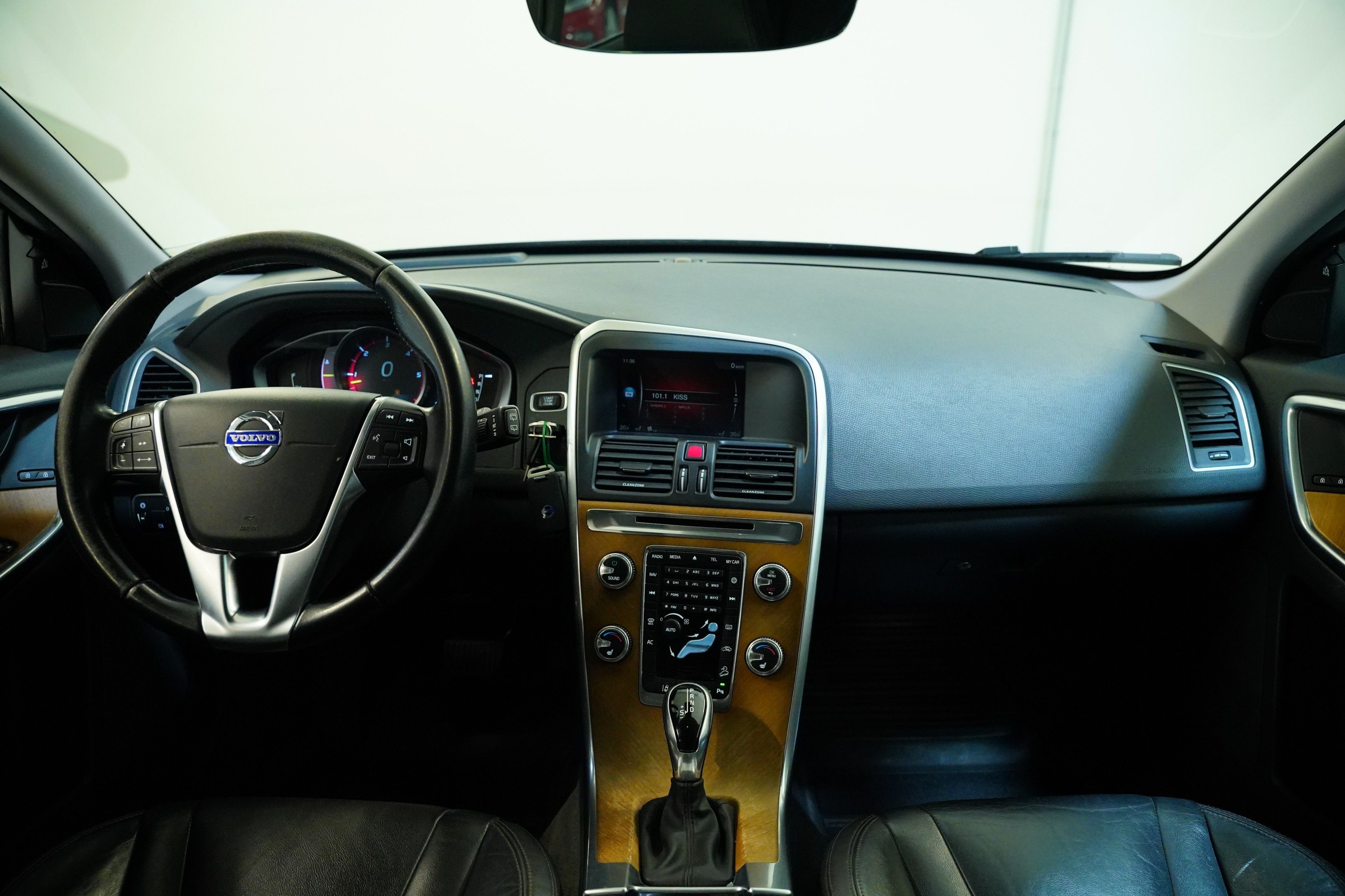 Volvo XC60, D4 140 kW 4x4 Luxury edition - fotka 5