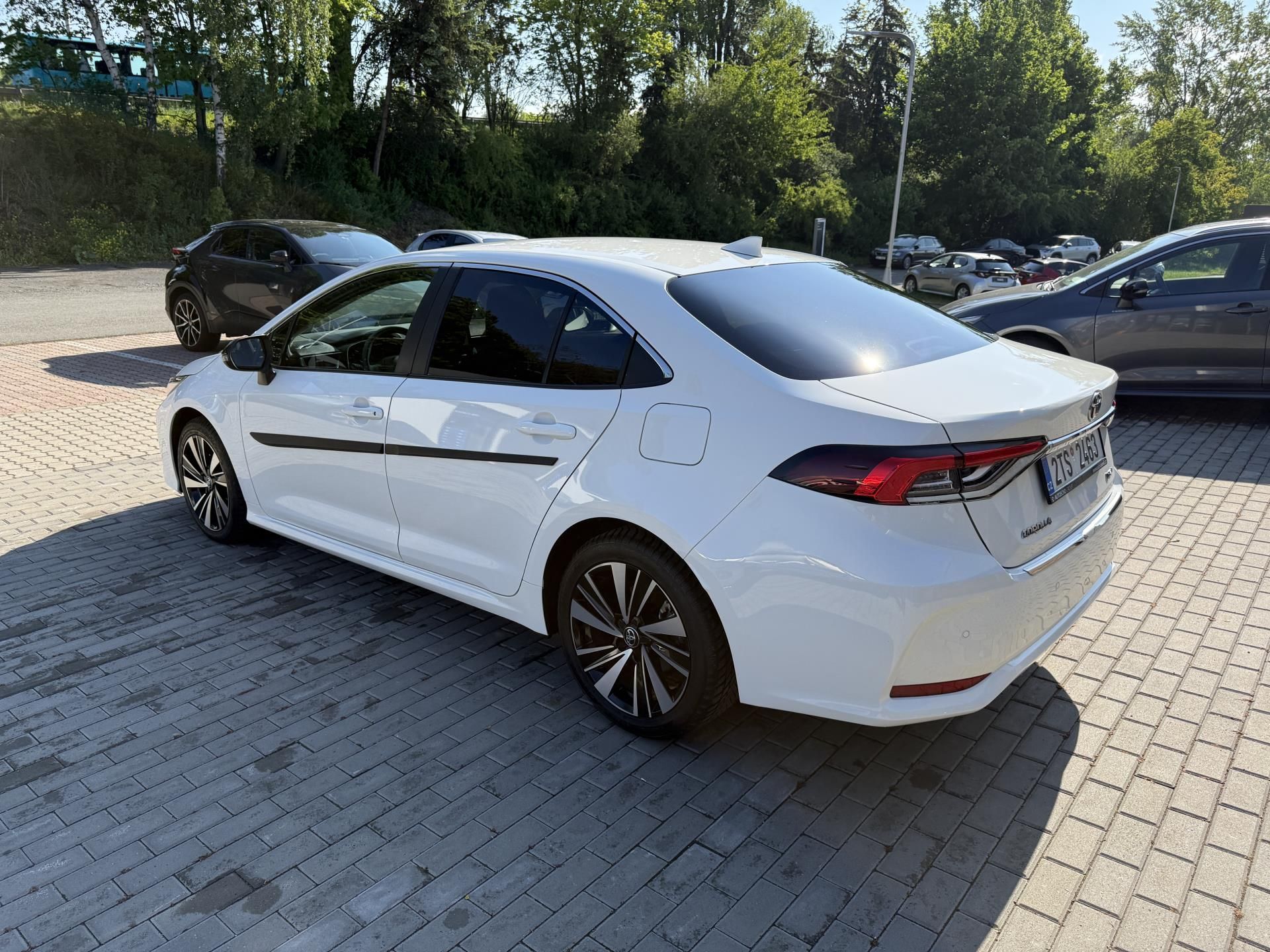 Toyota Corolla, 1.8 HEV STYLE + zimní pneu - fotka 4