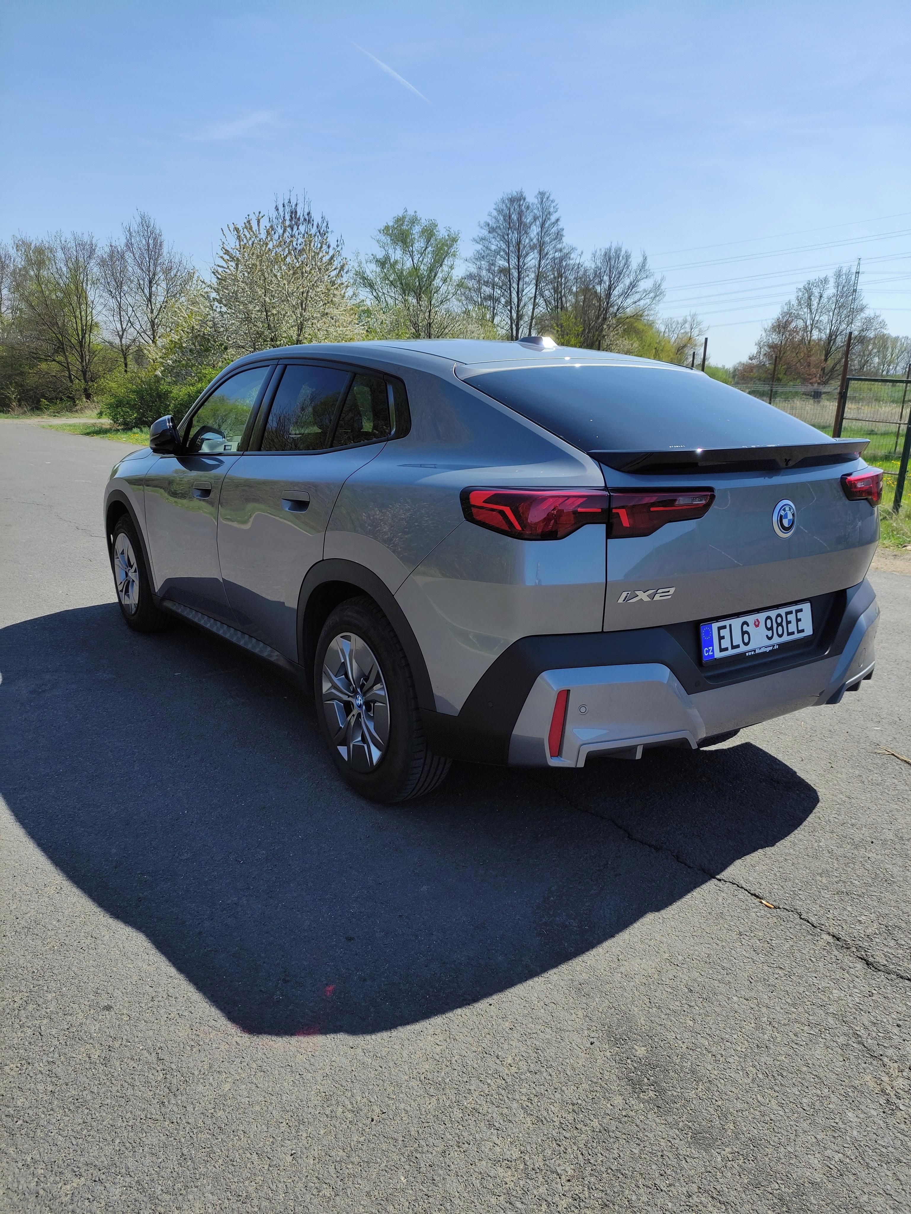 BMW iX2, xDrive30 - fotka 3