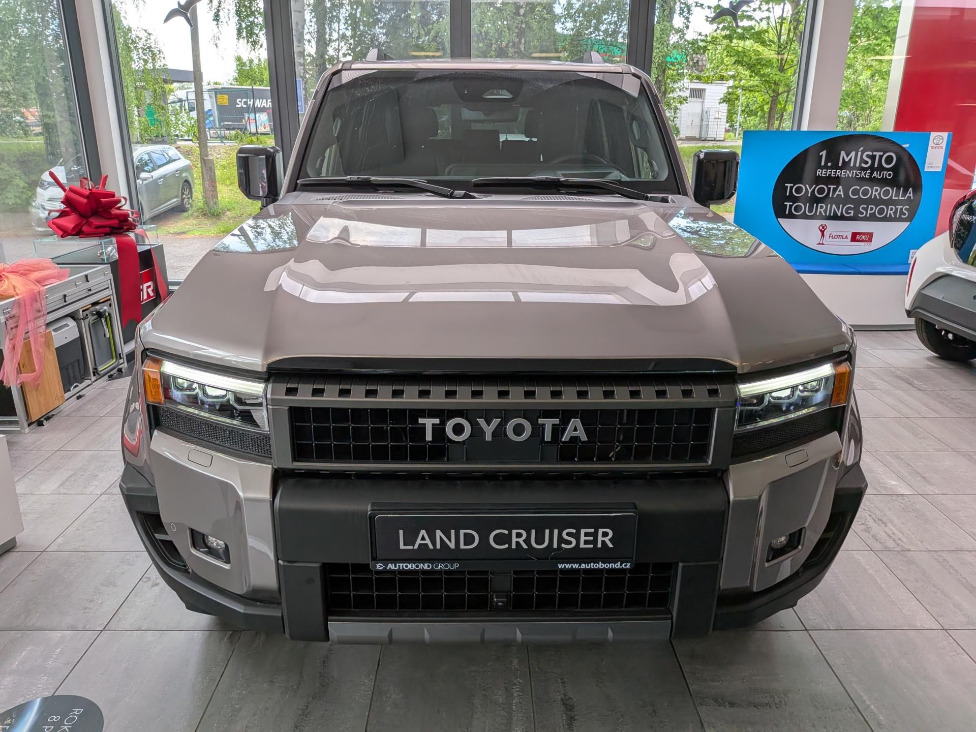 Toyota Land Cruiser, Executive Skyview 4x4 2.8L Die - fotka 2