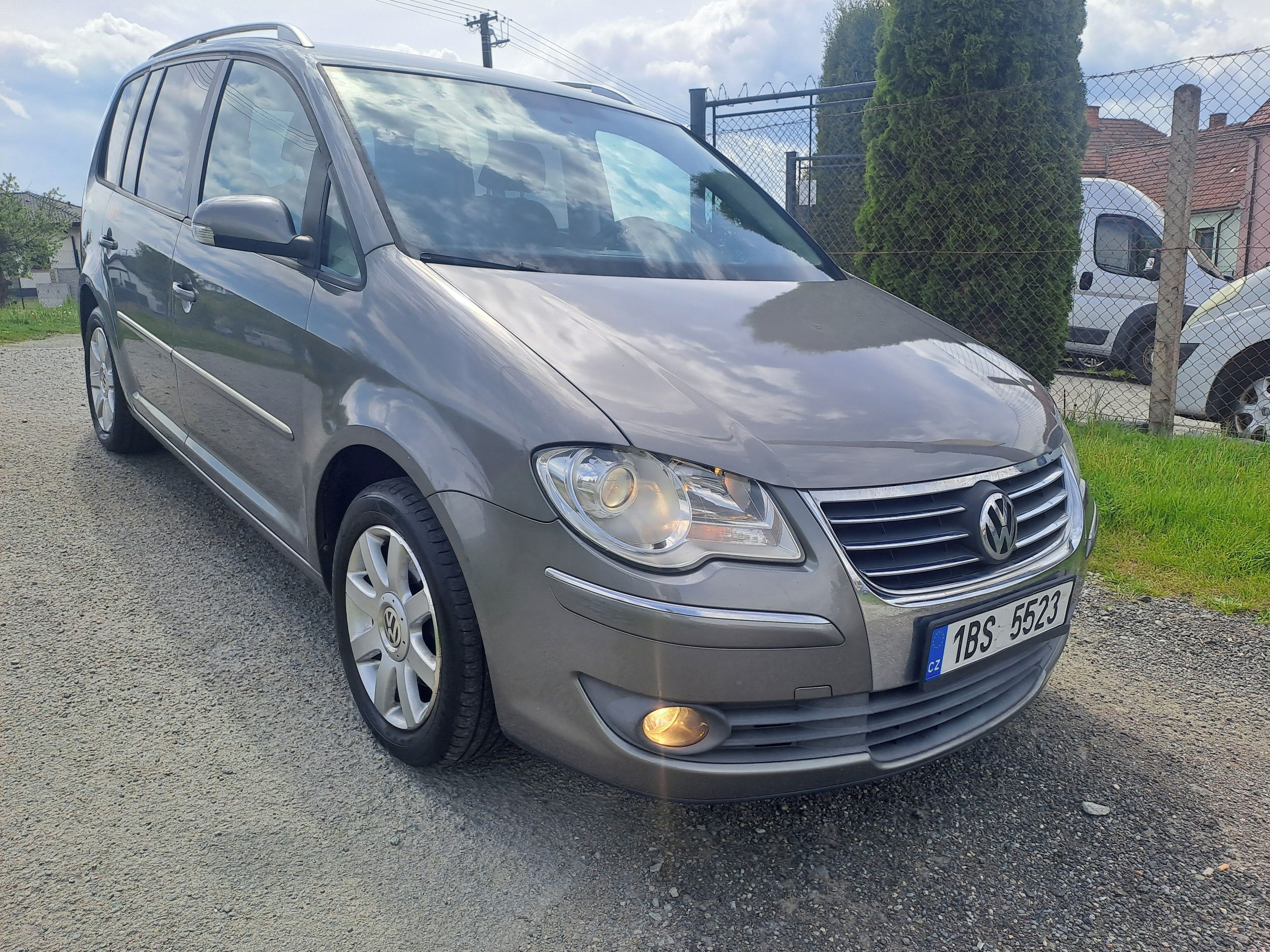 Volkswagen Touran, 2,0TDI DSG,7MÍST,SERVISOVANÝ! - fotka 6