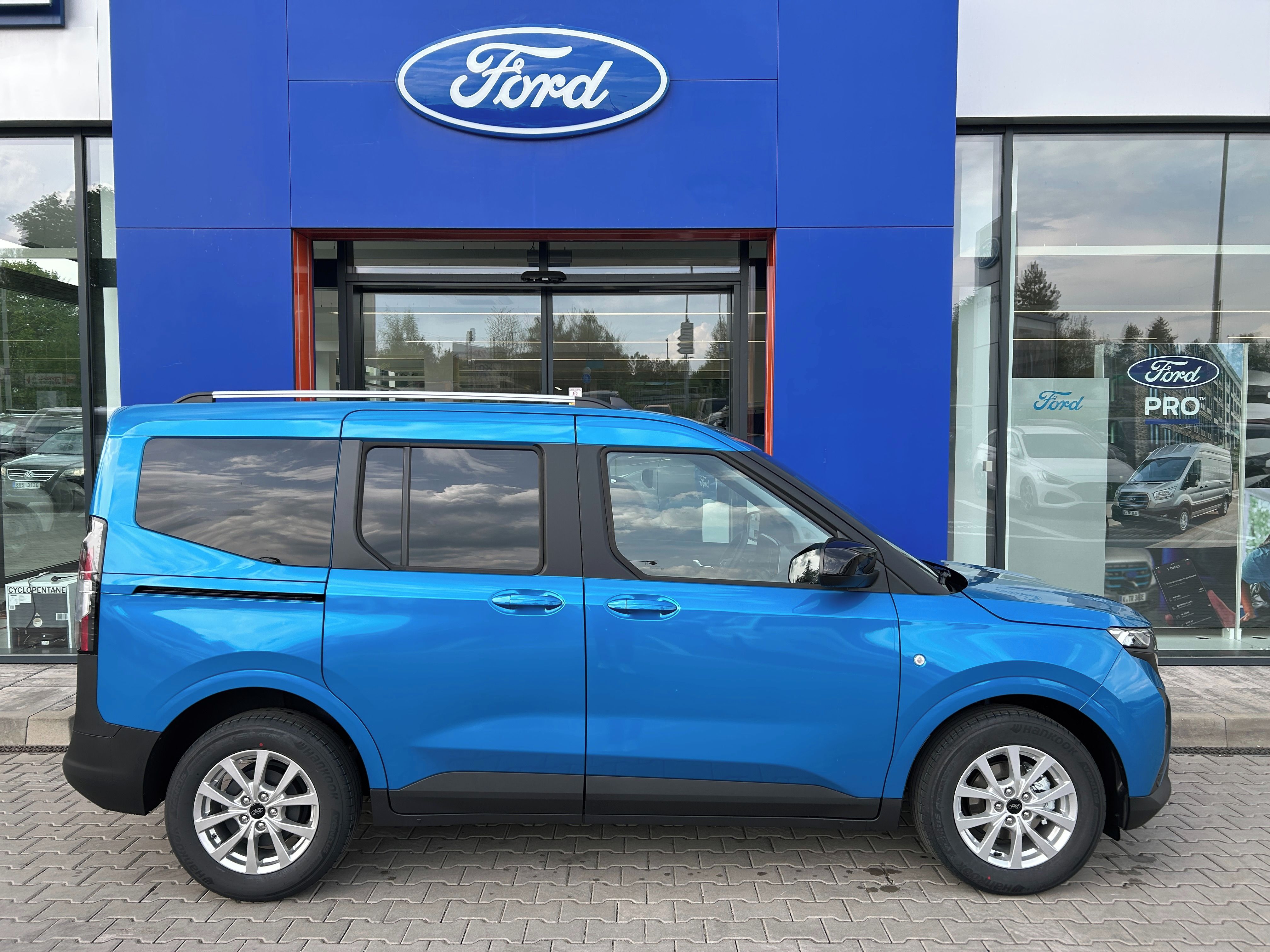 Ford Tourneo Courier, 1.0 EcoBoost 92 kW Titanium L1 - fotka 3