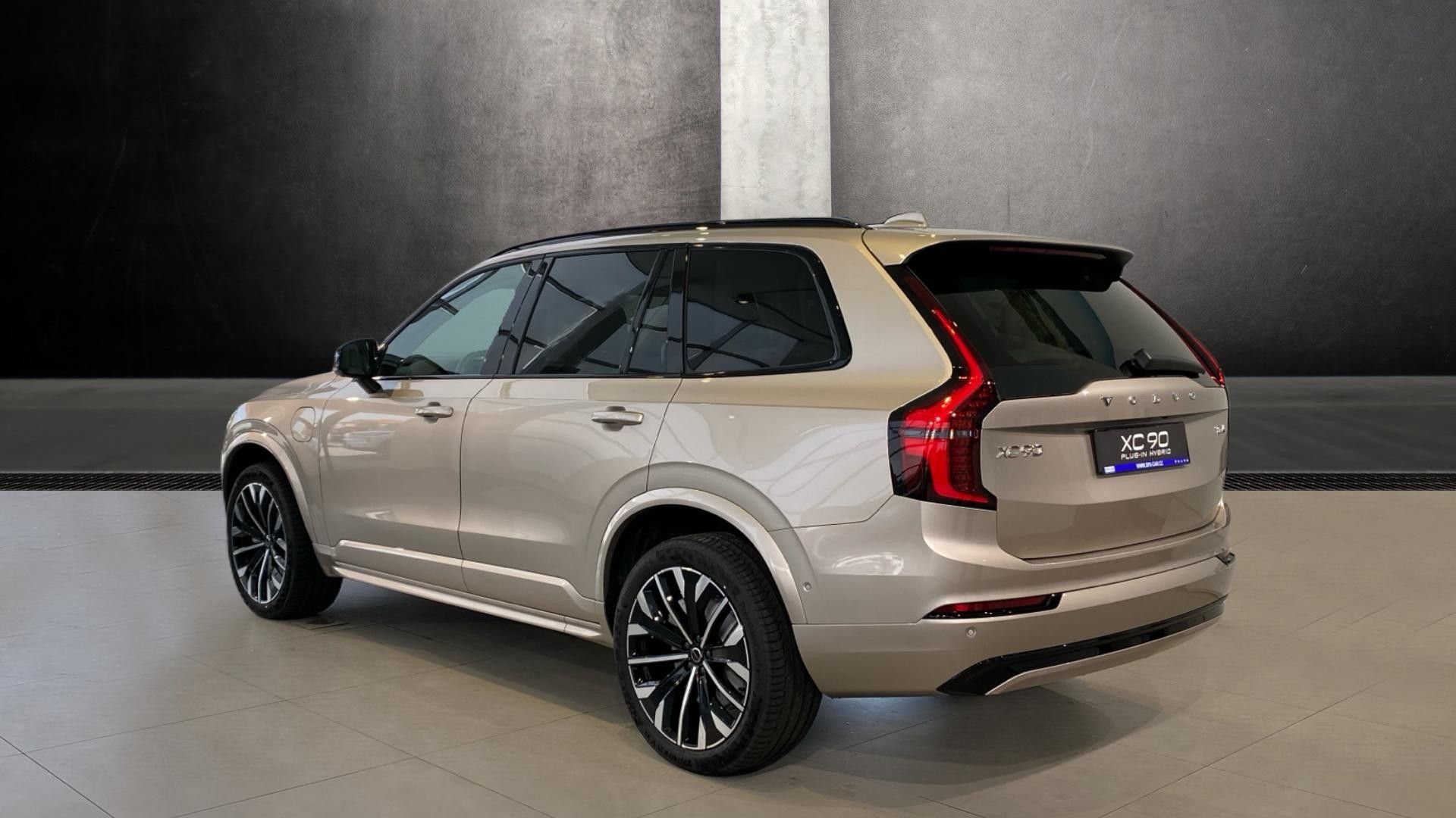 Volvo XC90, PLUS DARK, T8 AWD, 228+107 kW - fotka 4