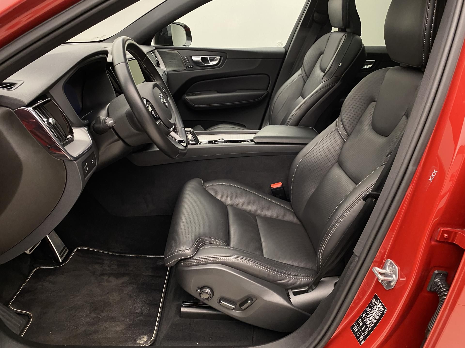 Volvo XC60, B5 AWD R-DESIGN AUT CZ - fotka 3