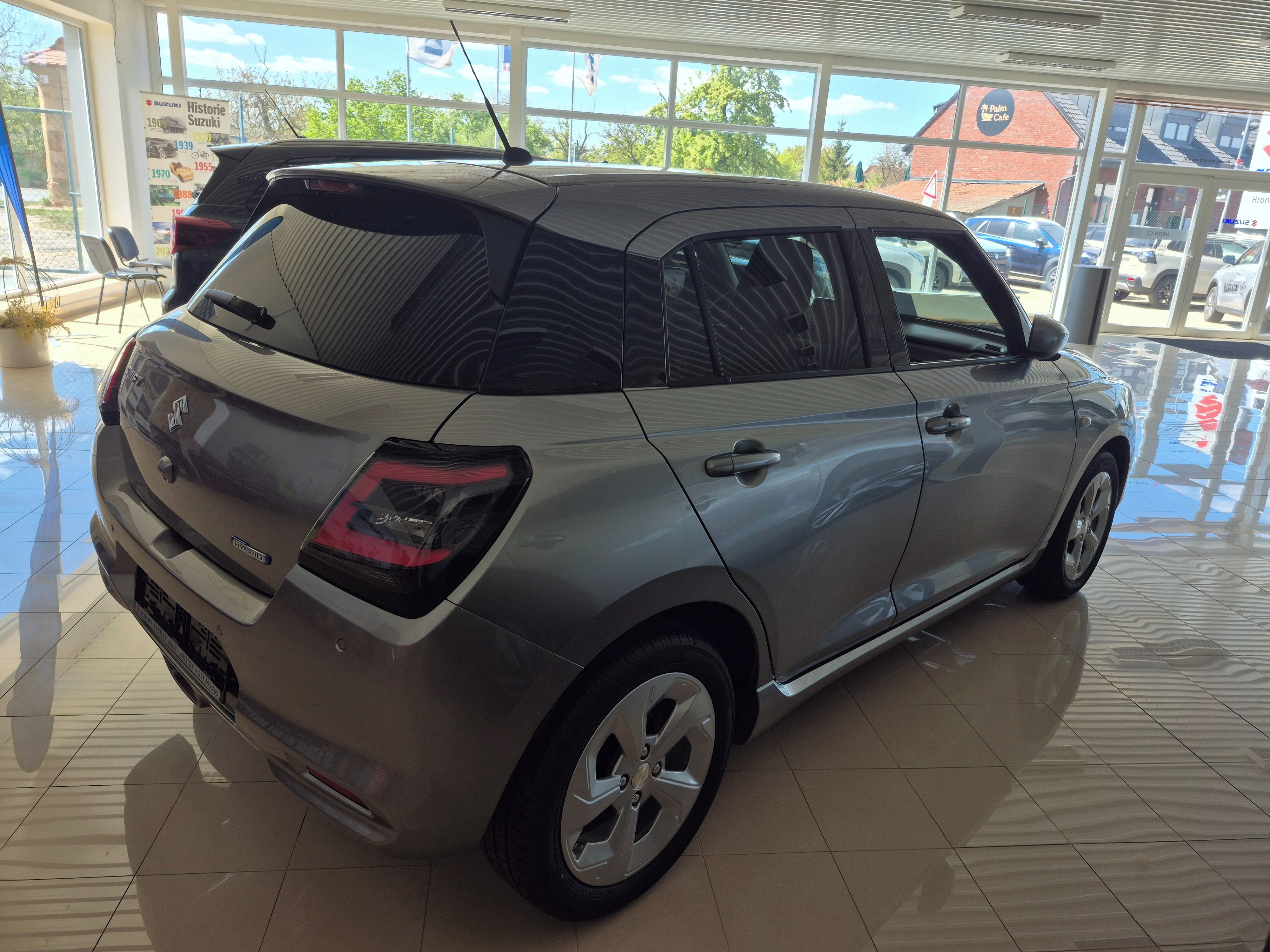 Suzuki Swift, 1,2 Premium automat - fotka 5