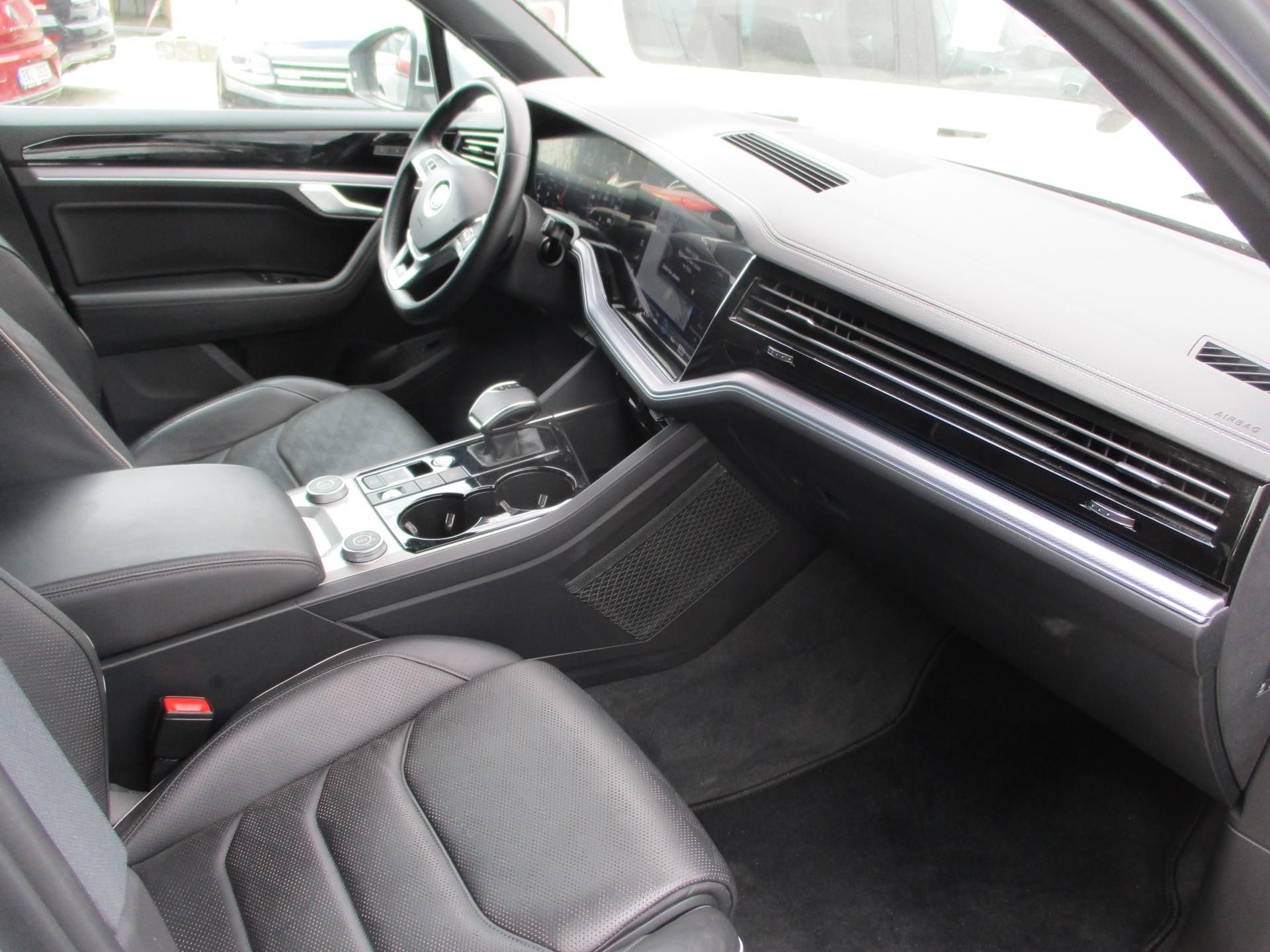Volkswagen Touareg, R Line 3,0 TDi - fotka 5