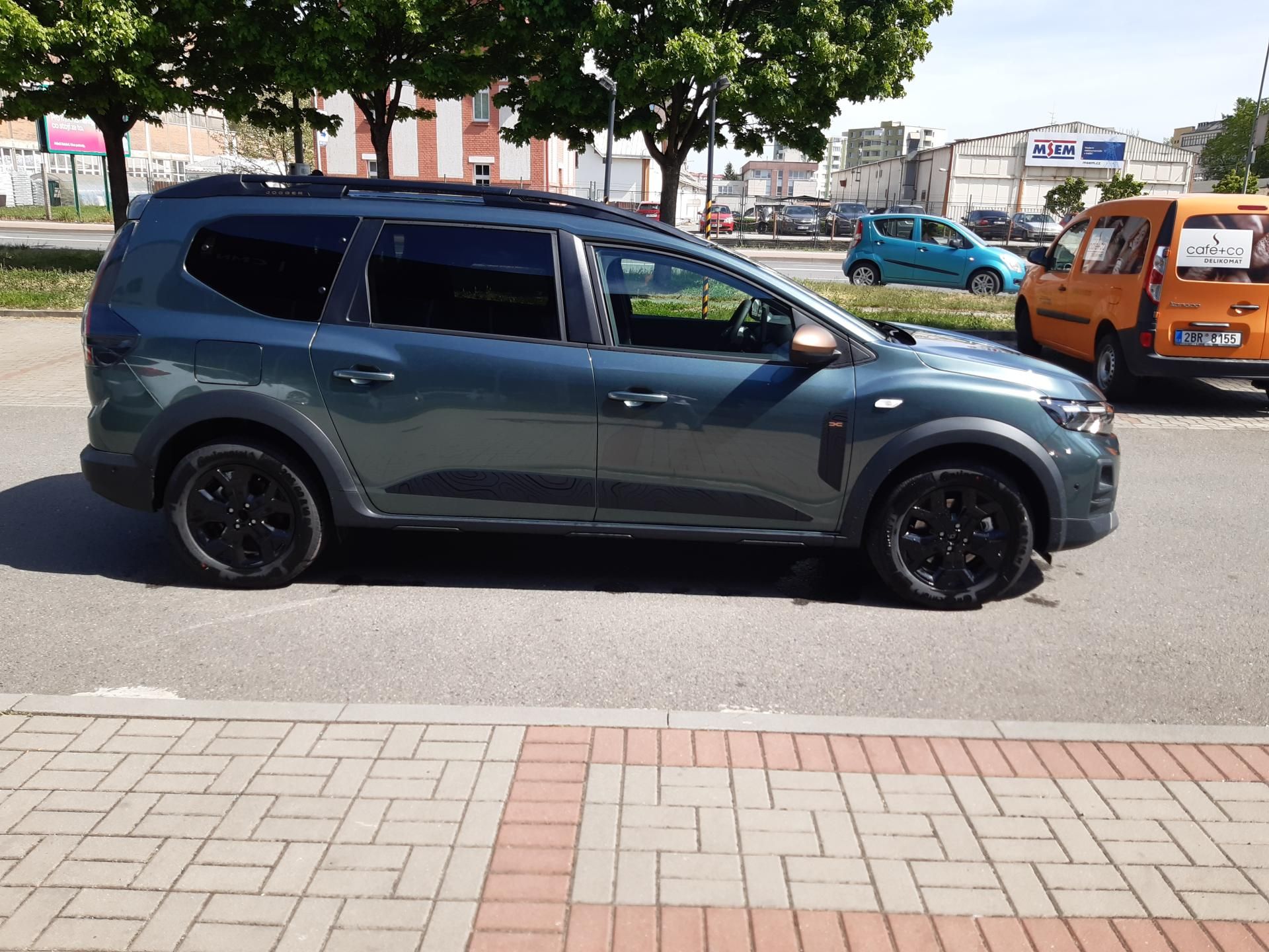 Dacia Jogger, Extreme 1,8 155k HYBRID 7 míst - fotka 3