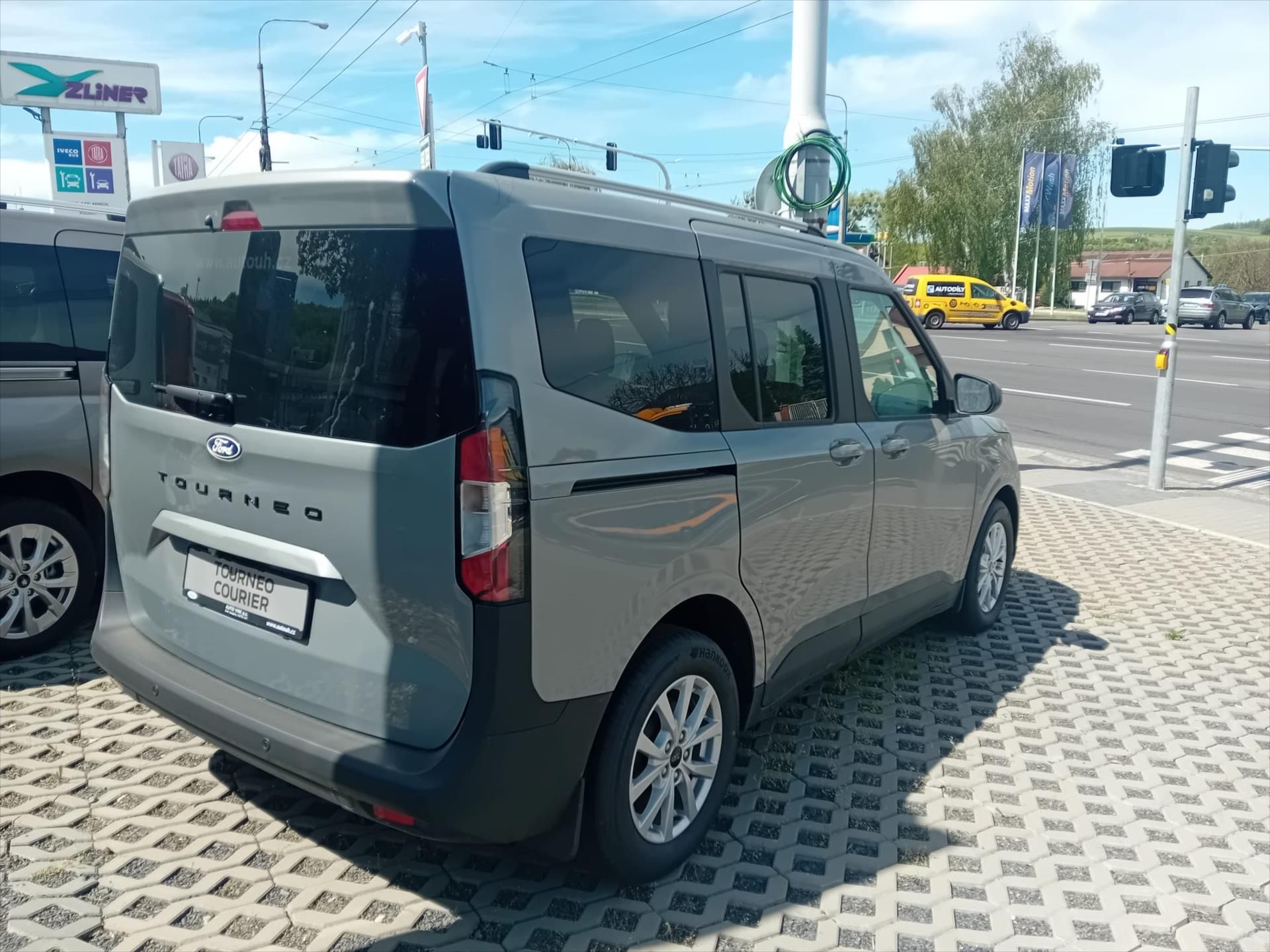 Ford Tourneo Courier, 1,0 92 kW/125k  Titanium - fotka 5