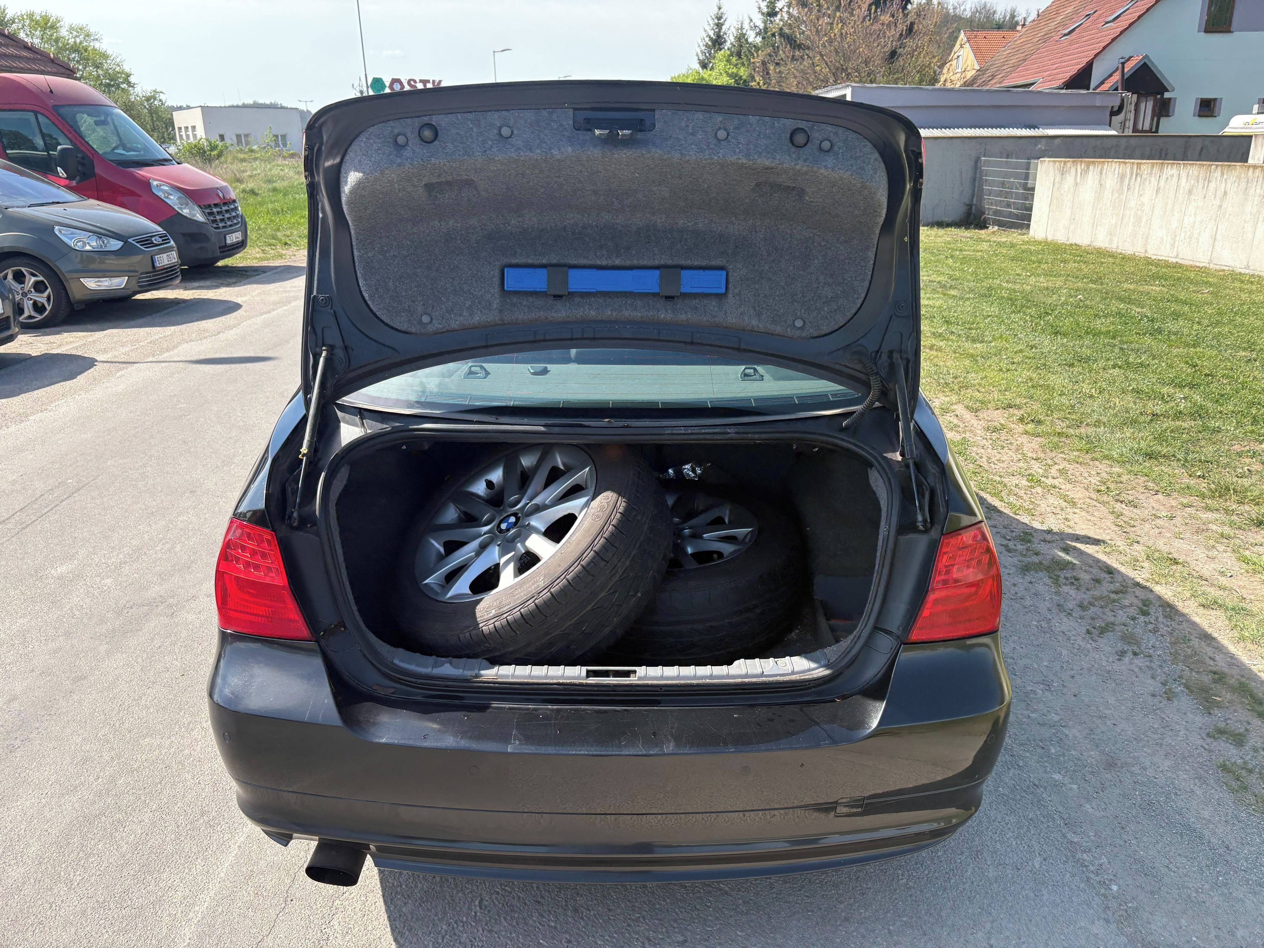 BMW Řada 3, 318i - 105kW + sada kol - fotka 6