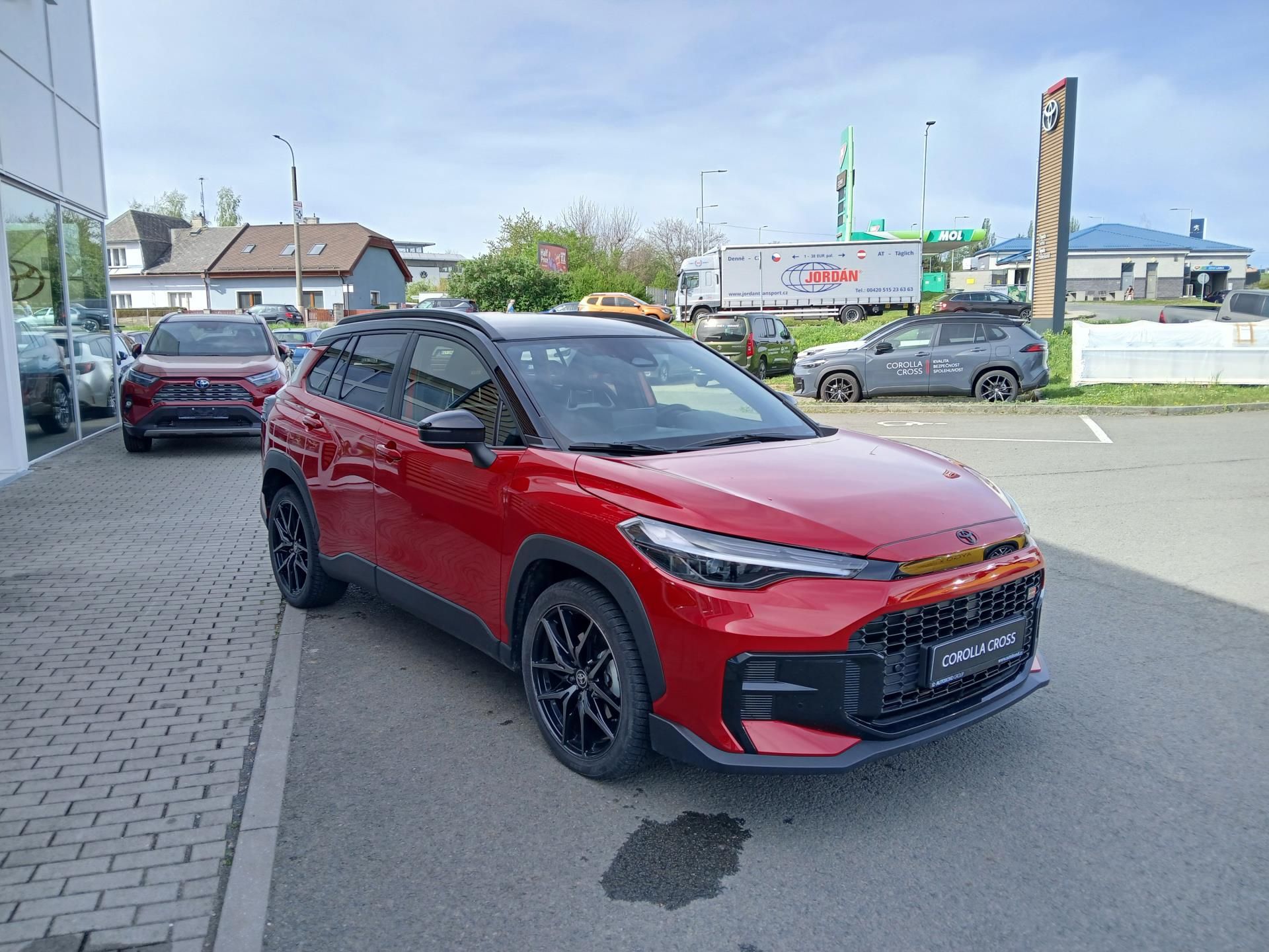 Toyota Corolla Cross, 2,0 HEV CVT GR SPORT zimní pne - fotka 3