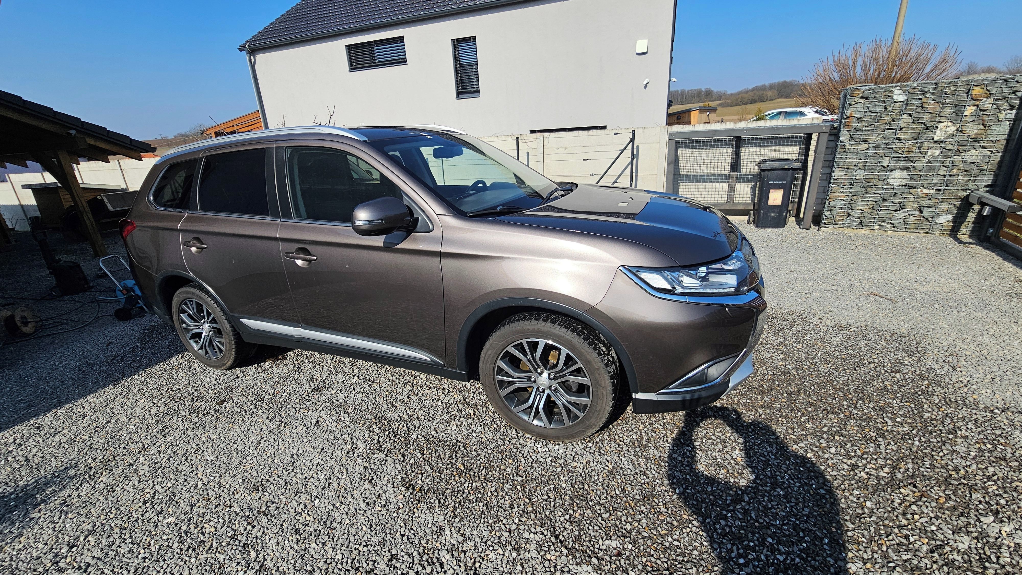 Mitsubishi Outlander, 2,2 D,automat 4x4, androidauto - fotka 6
