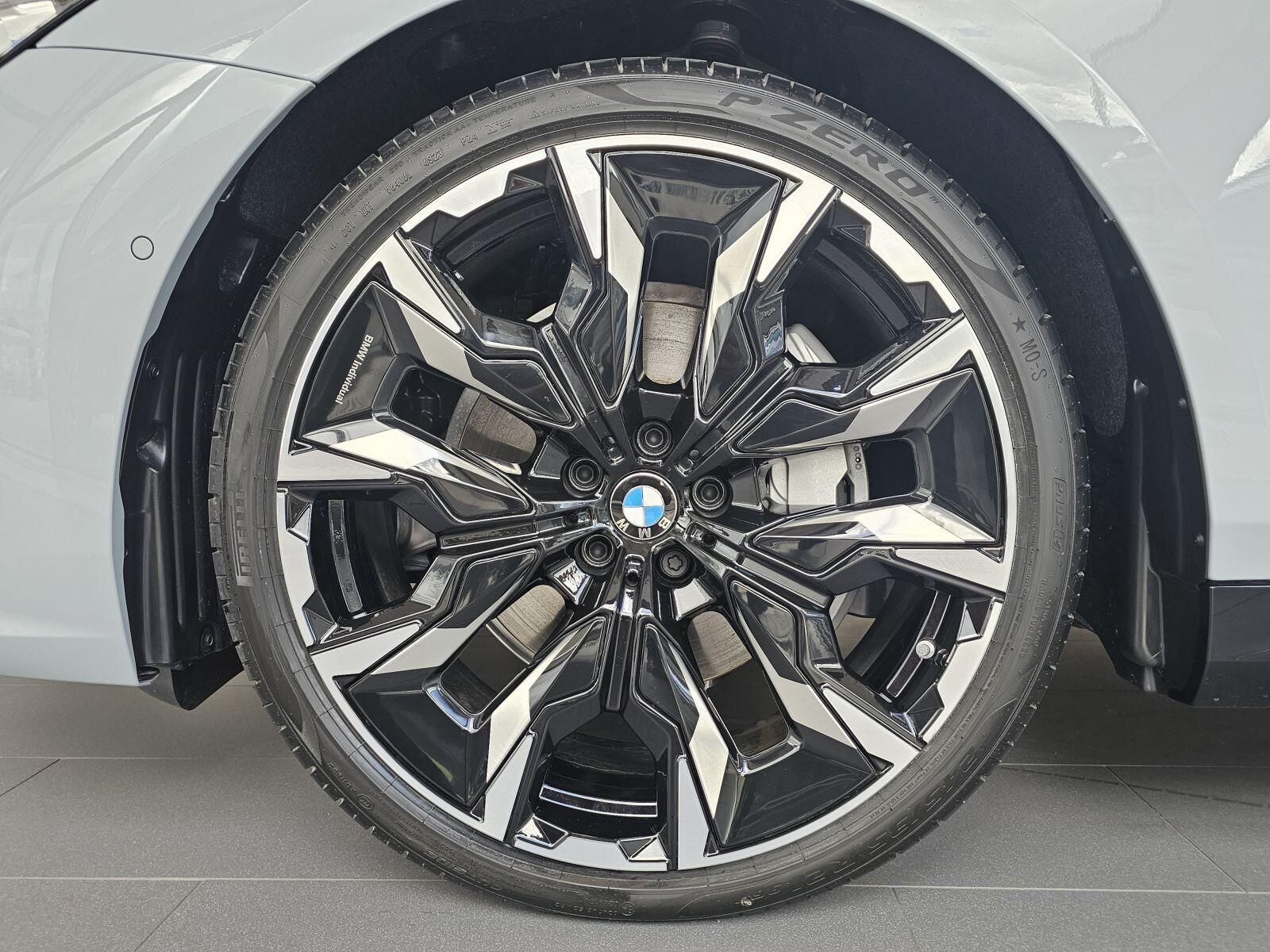 BMW Řada 5, 540d xDrive Touring M Sport - fotka 5